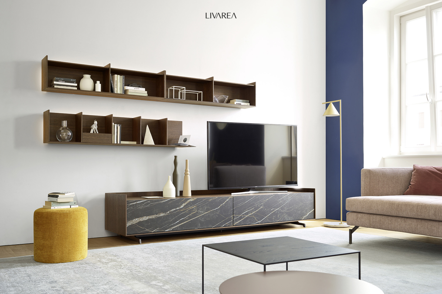 Parete attrezzata minimalista per ambienti piccoli con mensola a muro in legno, lavagna bassa 2 cassetti Parete attrezzata minimalista per ambienti piccoli con mensola a muro in legno, lavagna bassa 2 cassetti