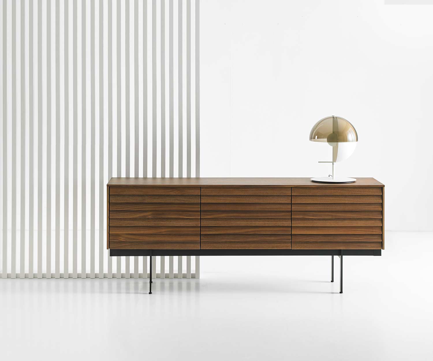Configuratore di design con due moduli in piedi su gambe come credenza Configuratore di design con due moduli in piedi su gambe come credenza