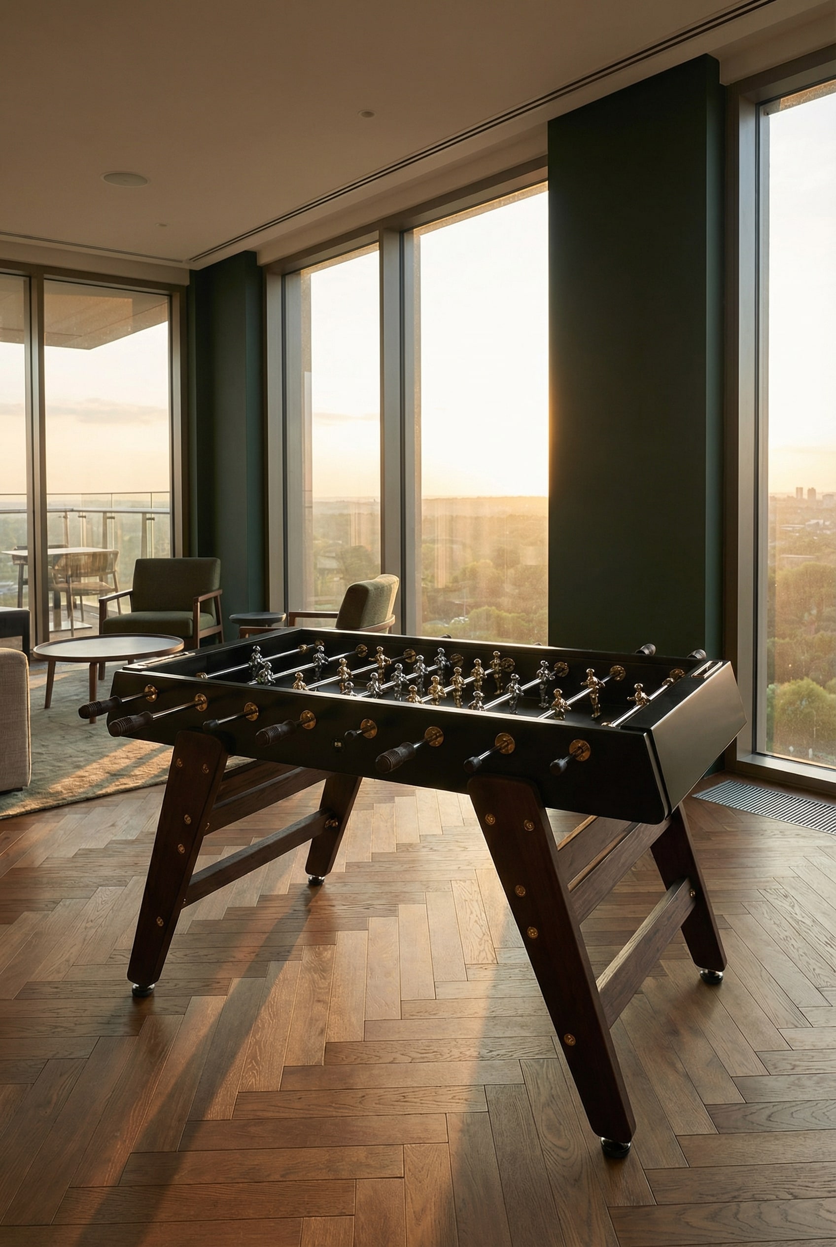 Calcio balilla lussuoso con accenti dorati in un'elegante lounge con pareti blu scuro e luce serale soffusa. Calcio balilla lussuoso con accenti dorati in un'elegante lounge con pareti blu scuro e luce serale soffusa.