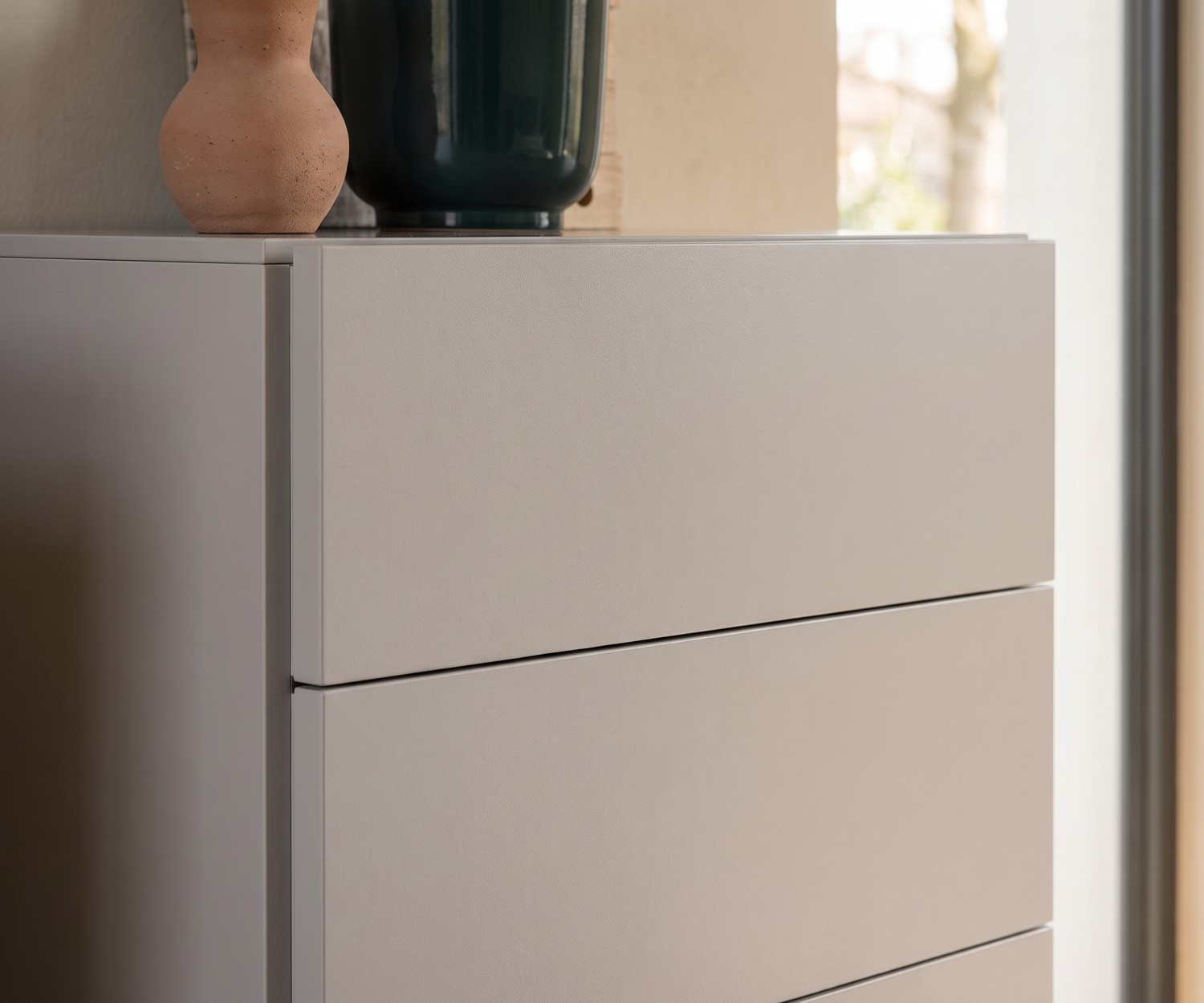 Settimanale Novamobili Easy per camera da letto in moderno beige opaco, cassettiera alta senza maniglie.