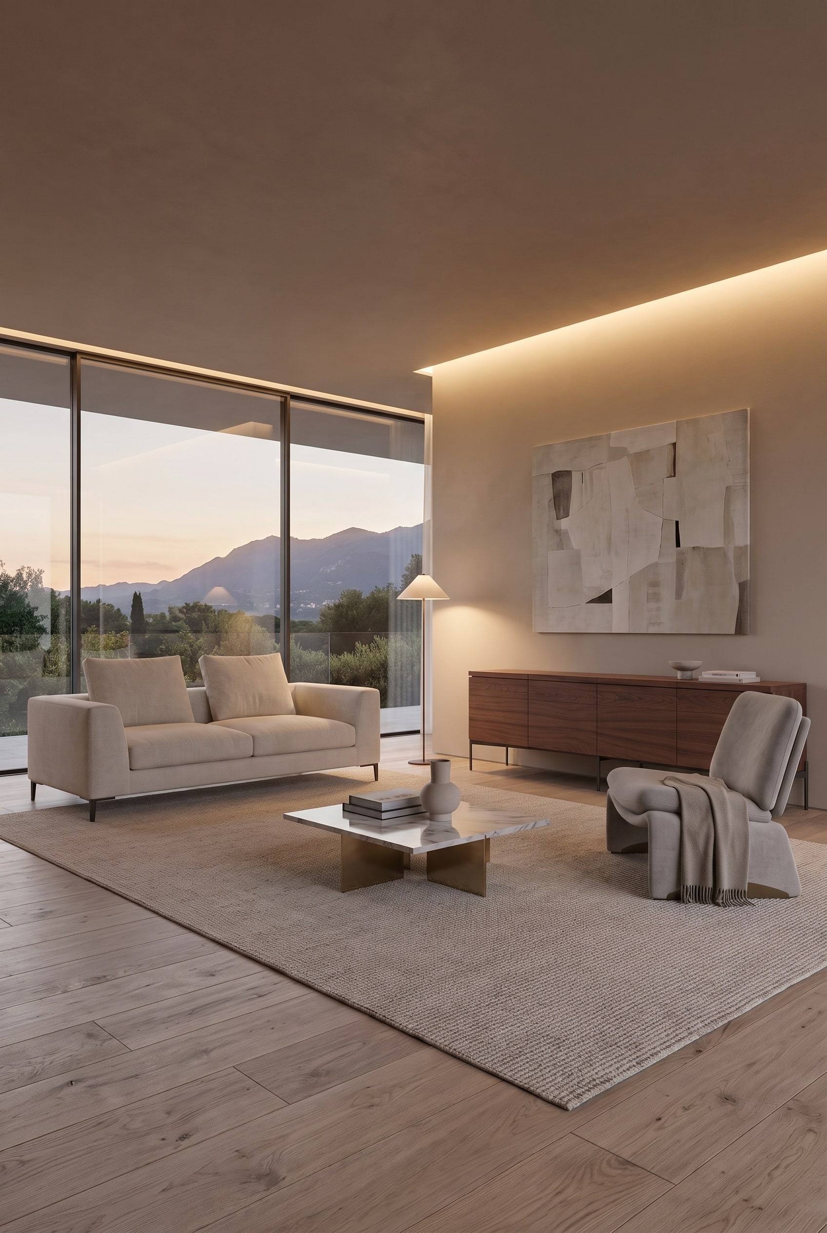 Wohnzimmer im Sonnenuntergang, helles Sofa und Sessel im Vordergrund, dunkles Holz-Sideboard im Hintergrund.