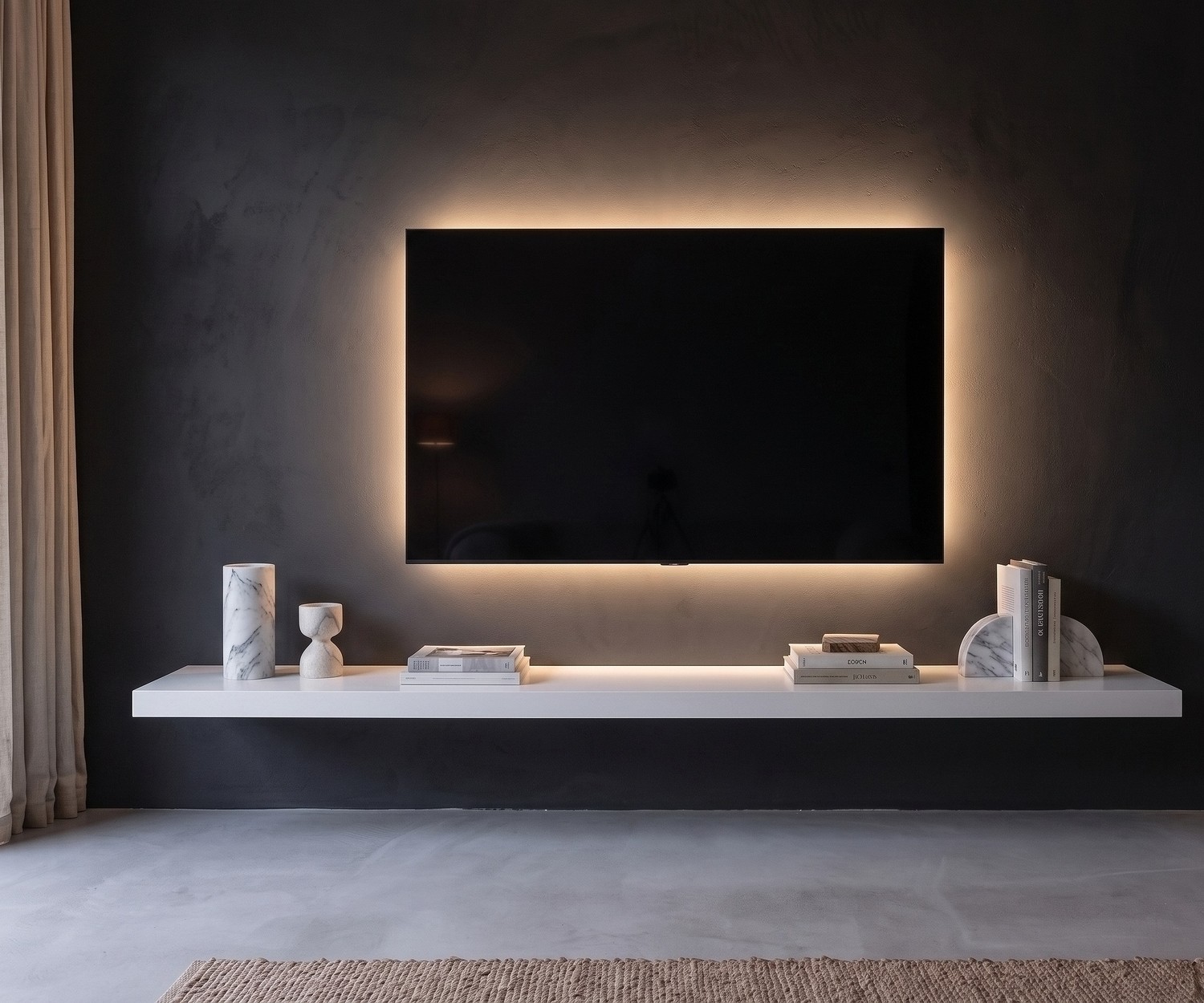 Mensola TV sospesa Livitalia in bianco sotto la televisione, design minimalista e moderno per il soggiorno.