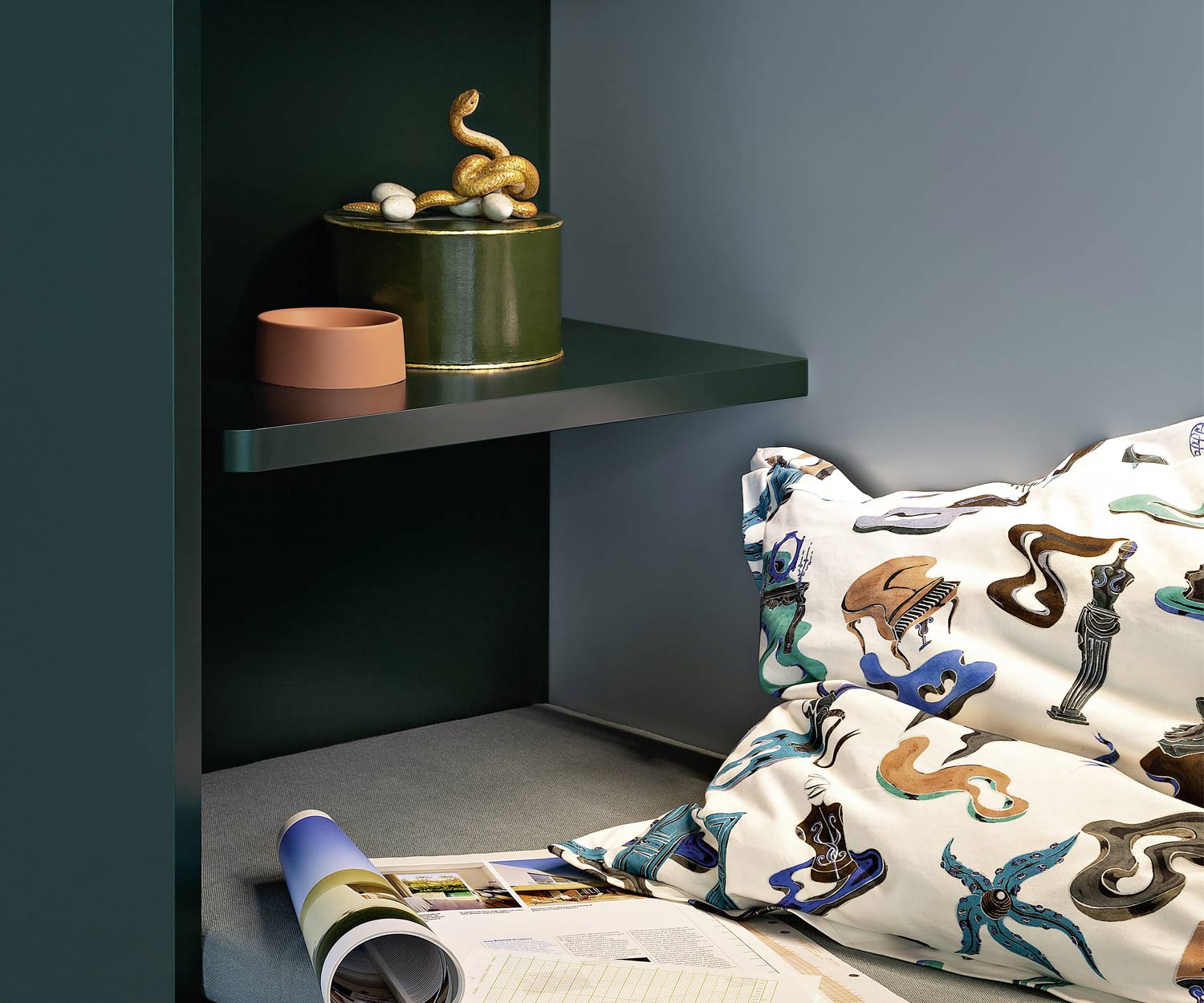 Alcova per sedersi con ripiano nel guardaroba da corridoio di design Gola Alcova per sedersi con ripiano nel guardaroba da corridoio di design Gola