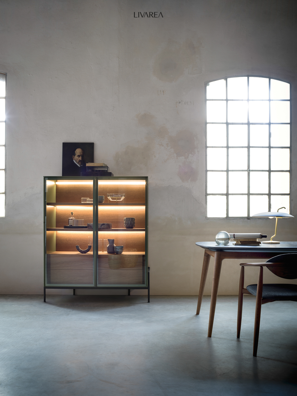 Cassettiera alta di design, elegante e moderna con 5 cassetti e vano a giorno Cassettiera alta di design, elegante e moderna con 5 cassetti e vano a giorno