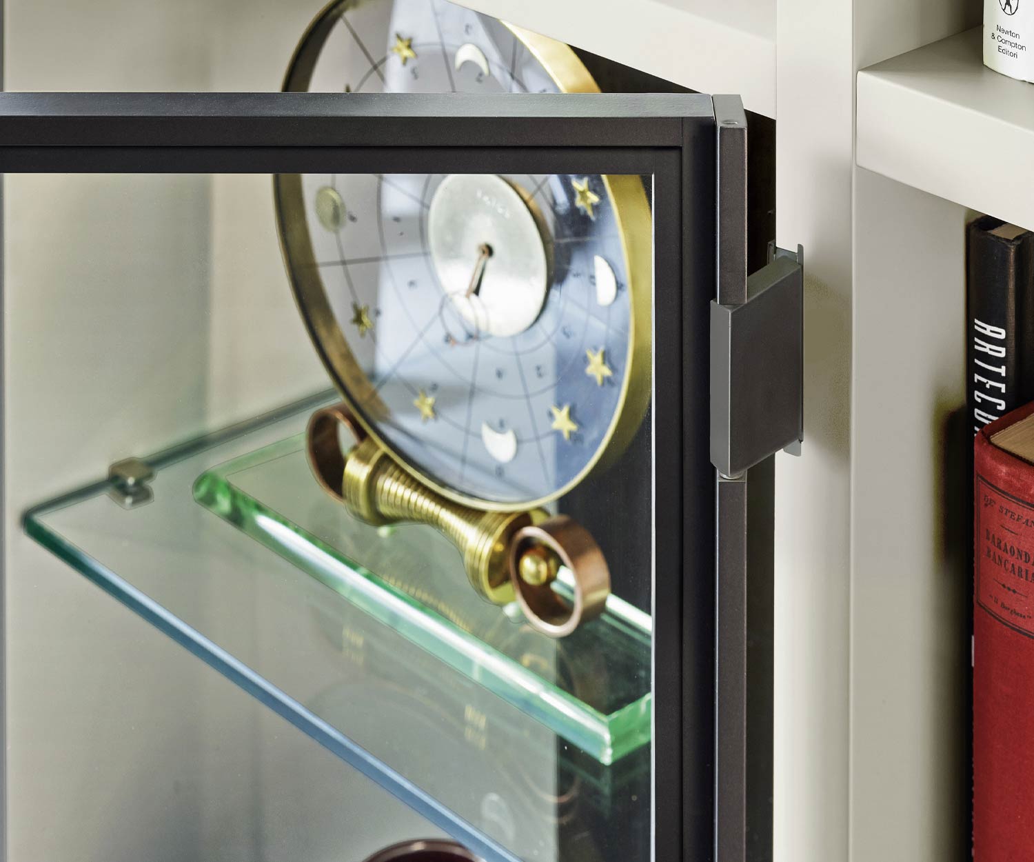 Libreria di design con scala e vetro e cerniere a 180° Libreria di design con scala e vetro e cerniere a 180°