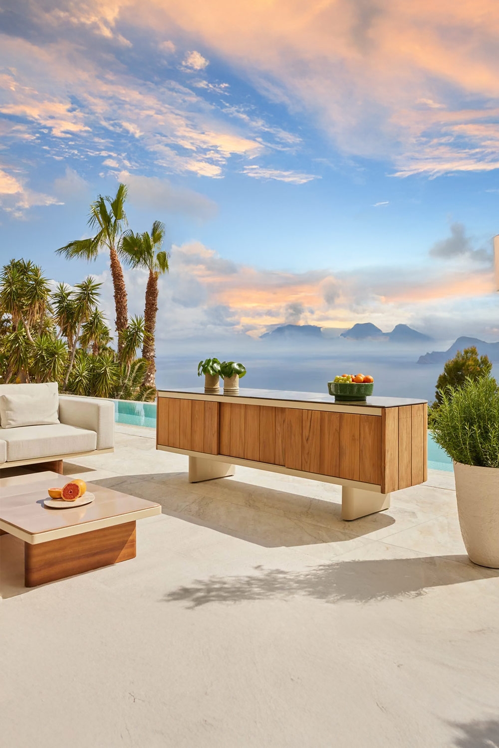 credenza da esterno in teak e ceramica su una terrazza arredata in modo luminoso