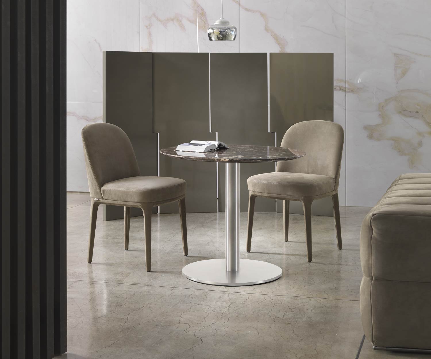 Tavolo da pranzo di design di alta qualità Marelli Break con struttura in metallo Tavolo da pranzo di design di alta qualità Marelli Break con struttura in metallo