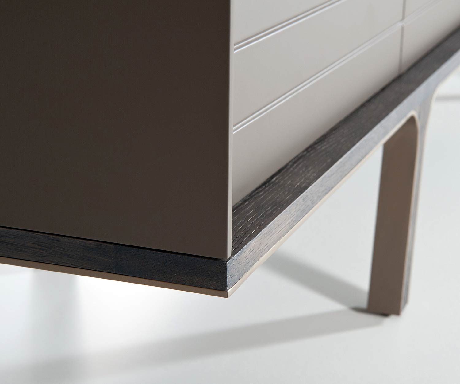 Esclusivo al2 Mobius 004 Design Tavolino di design su quattro gambe in legno massiccio di eucalipto