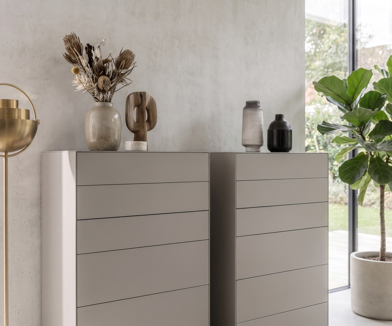 Settimanale Livitalia Ecletto per camera da letto in grigio chiaro, cassettiera alta di design senza maniglie.