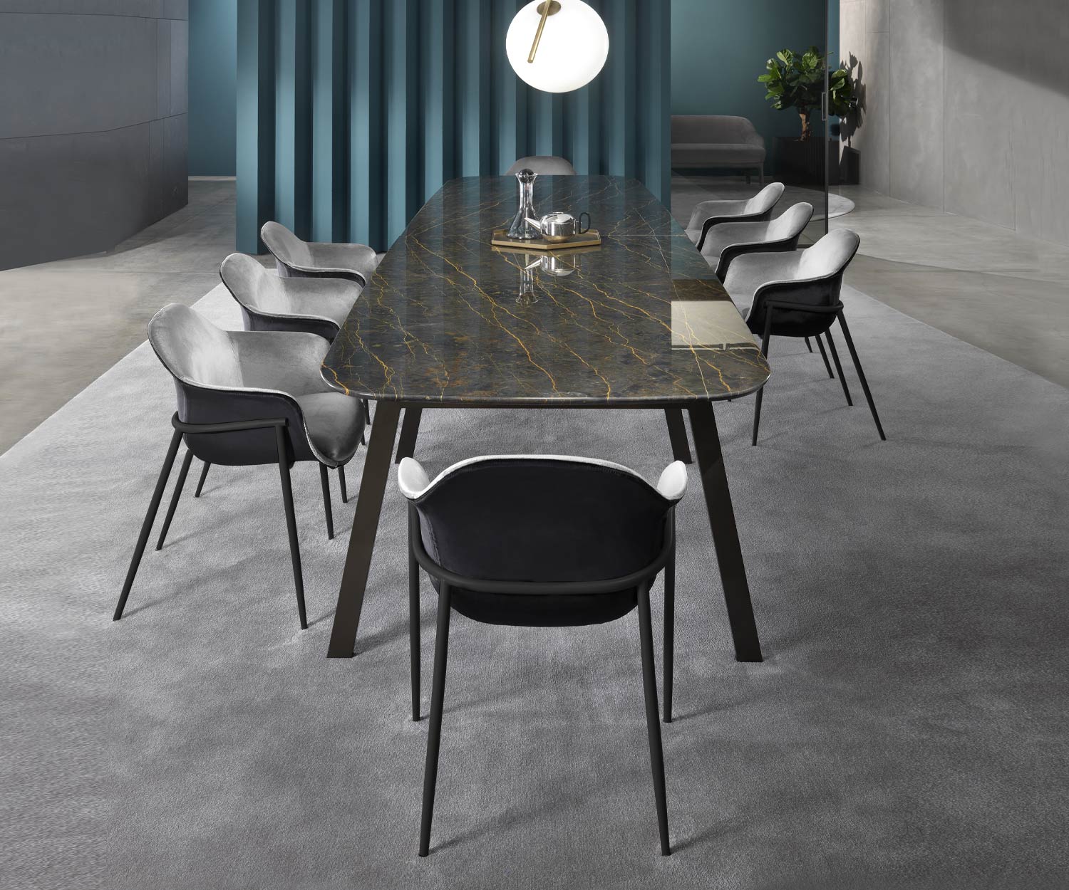 Versatile sedia per sala conferenze Marelli Chia con rivestimento in velluto grigio chiaro