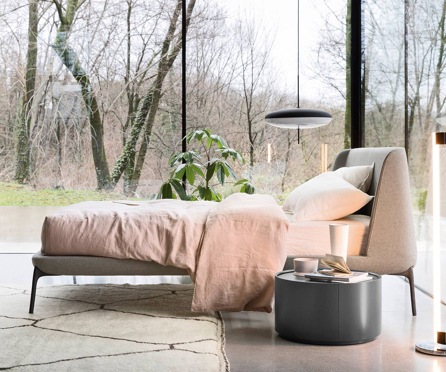 Tavolino rotondo di design Allout di Novamobili in camera da letto Tavolino rotondo di design Allout di Novamobili in camera da letto