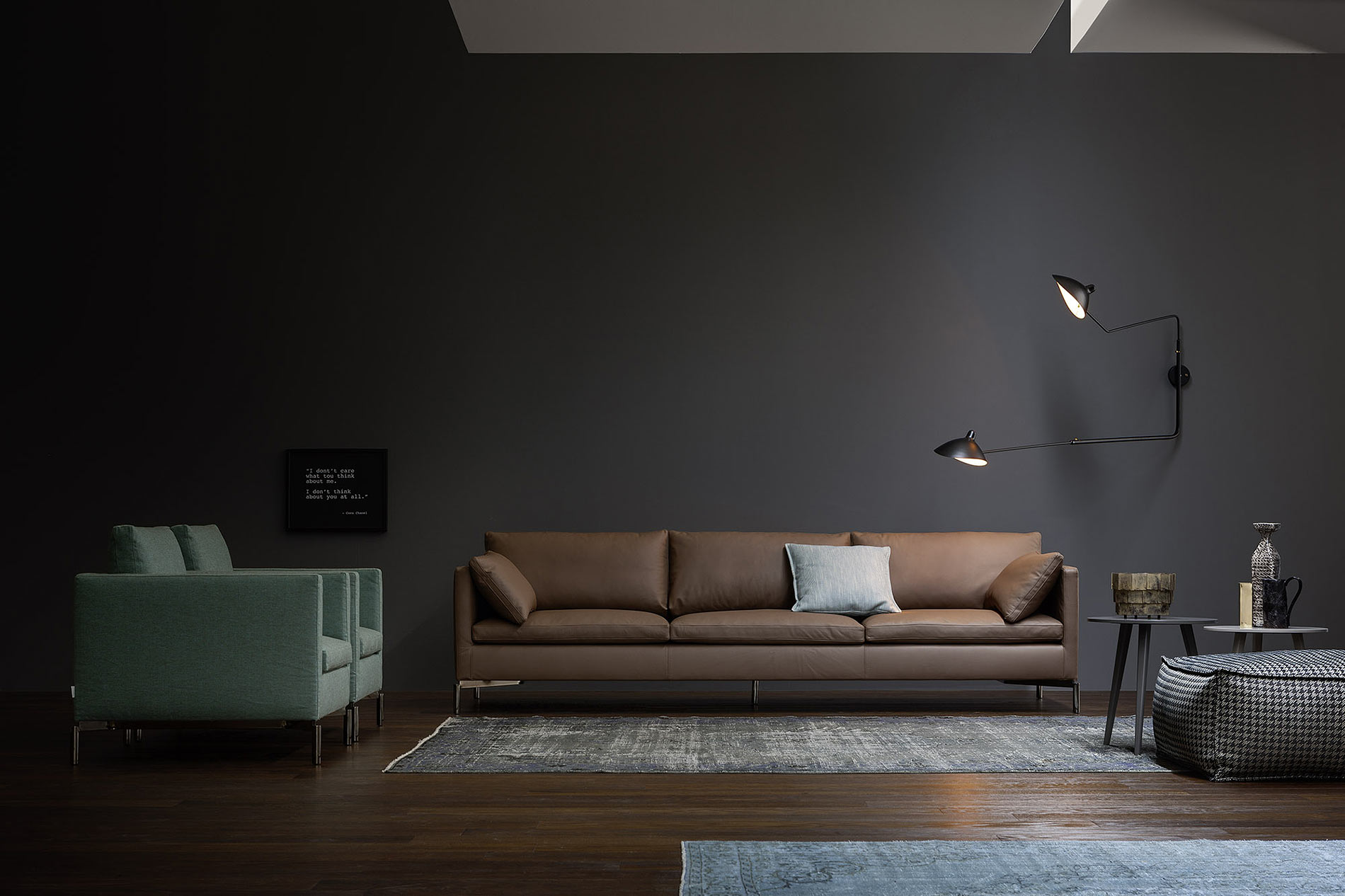 divano in pelle dal design elegante su piedini cromati