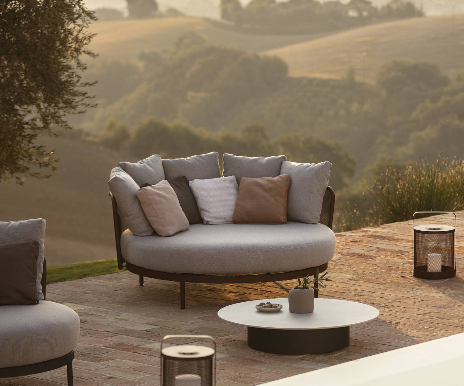 Tavolo poltrona Branta Design di Todus su terrazza di ghiaia con piano bianco perla Tavolo poltrona Branta Design di Todus su terrazza di ghiaia con piano bianco perla