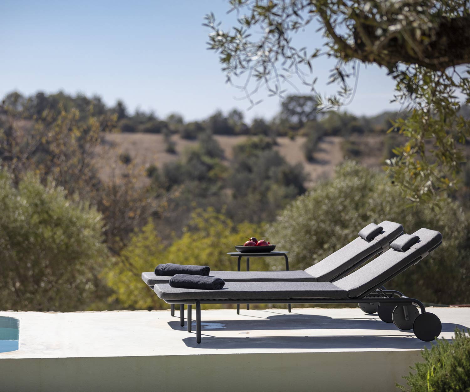 Lettino di design di alta qualità Todus Starling con cuscino per la testa opzionale in bianco Lettino di design di alta qualità Todus Starling con cuscino per la testa opzionale in bianco