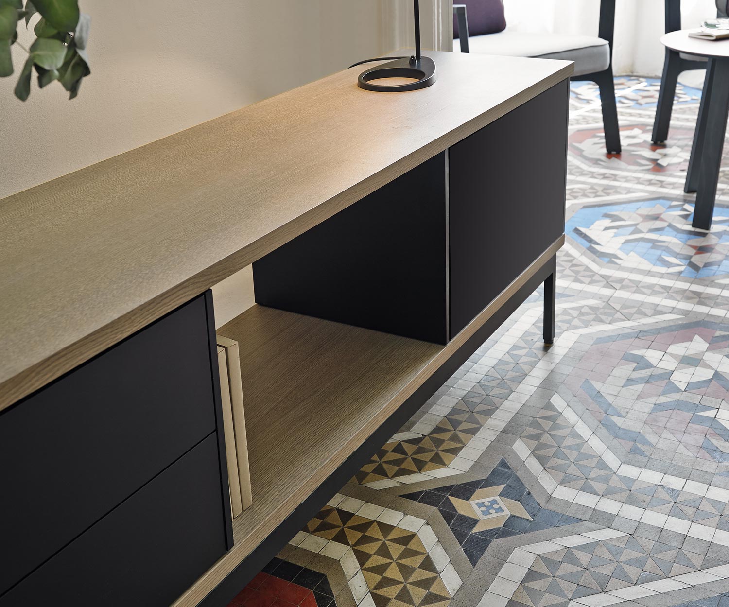 Credenza a giorno di alta qualità Punt Doghe in impiallacciato rovere beige Credenza a giorno di alta qualità Punt Doghe in impiallacciato rovere beige