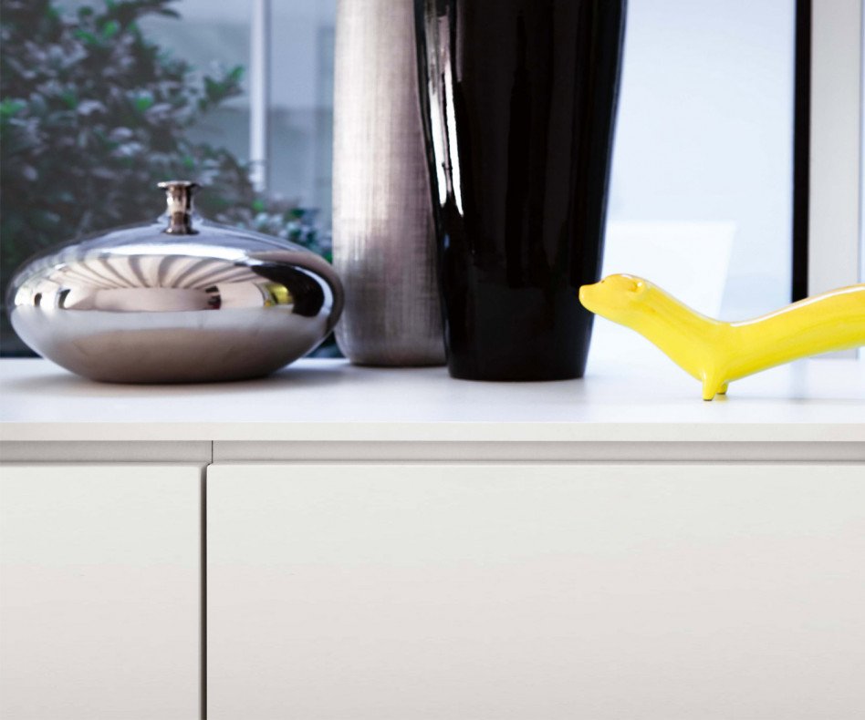 Novamobili Credenza di design shadow 4 dettaglio copertura ripiano con oggetti decorativi Novamobili Credenza di design shadow 4 dettaglio copertura ripiano con oggetti decorativi