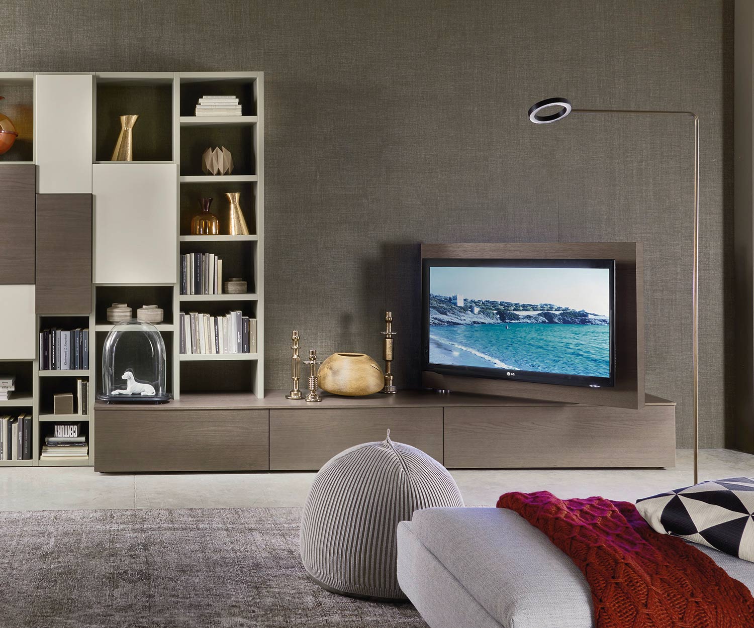 Esclusivo design Livitalia Vision con pannello TV orientabile a 90°.