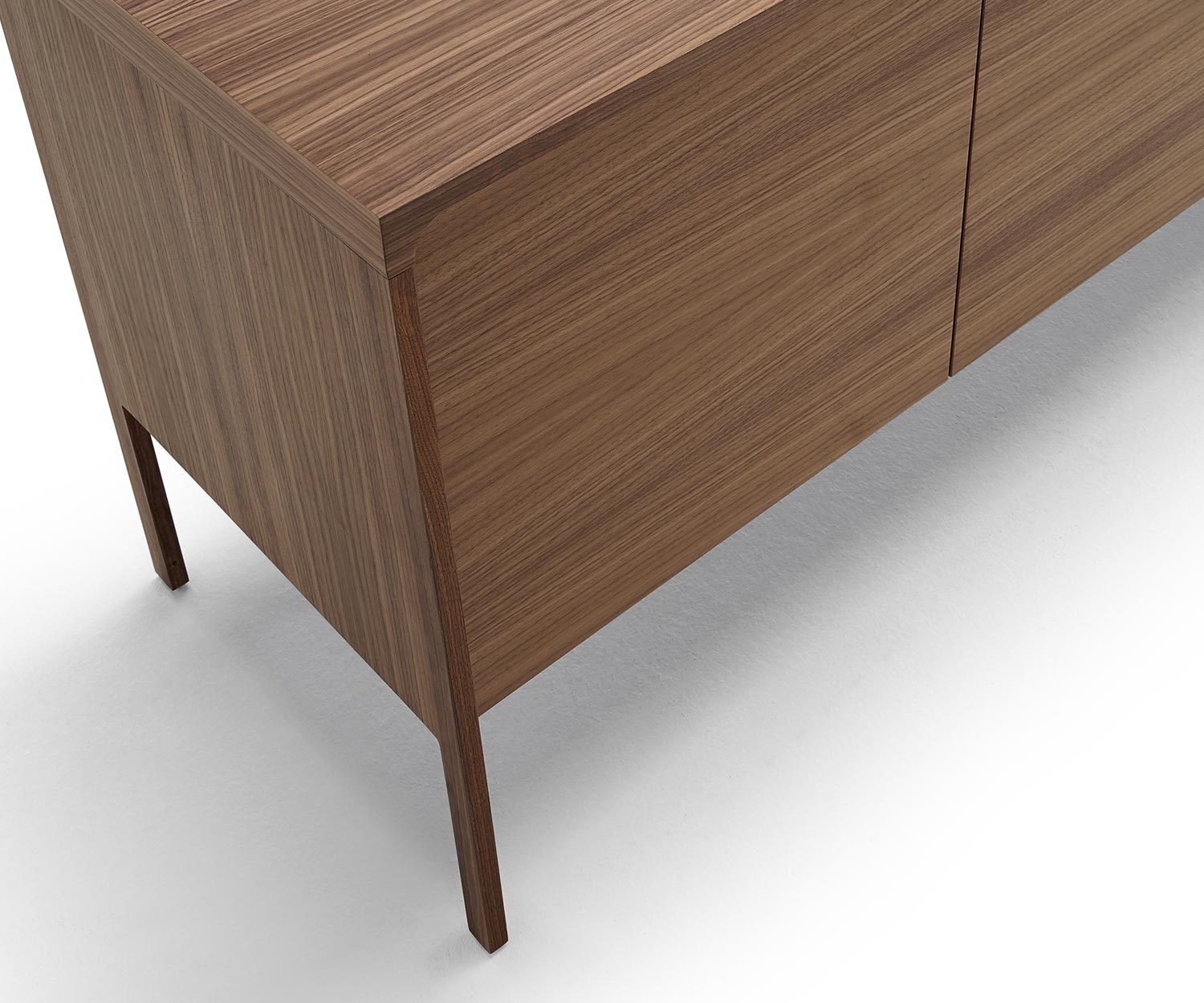 Punt Credenza di design Struttura in noce tattile Dettaglio dei bordi e dei piedi Punt Credenza di design Struttura in noce tattile Dettaglio dei bordi e dei piedini