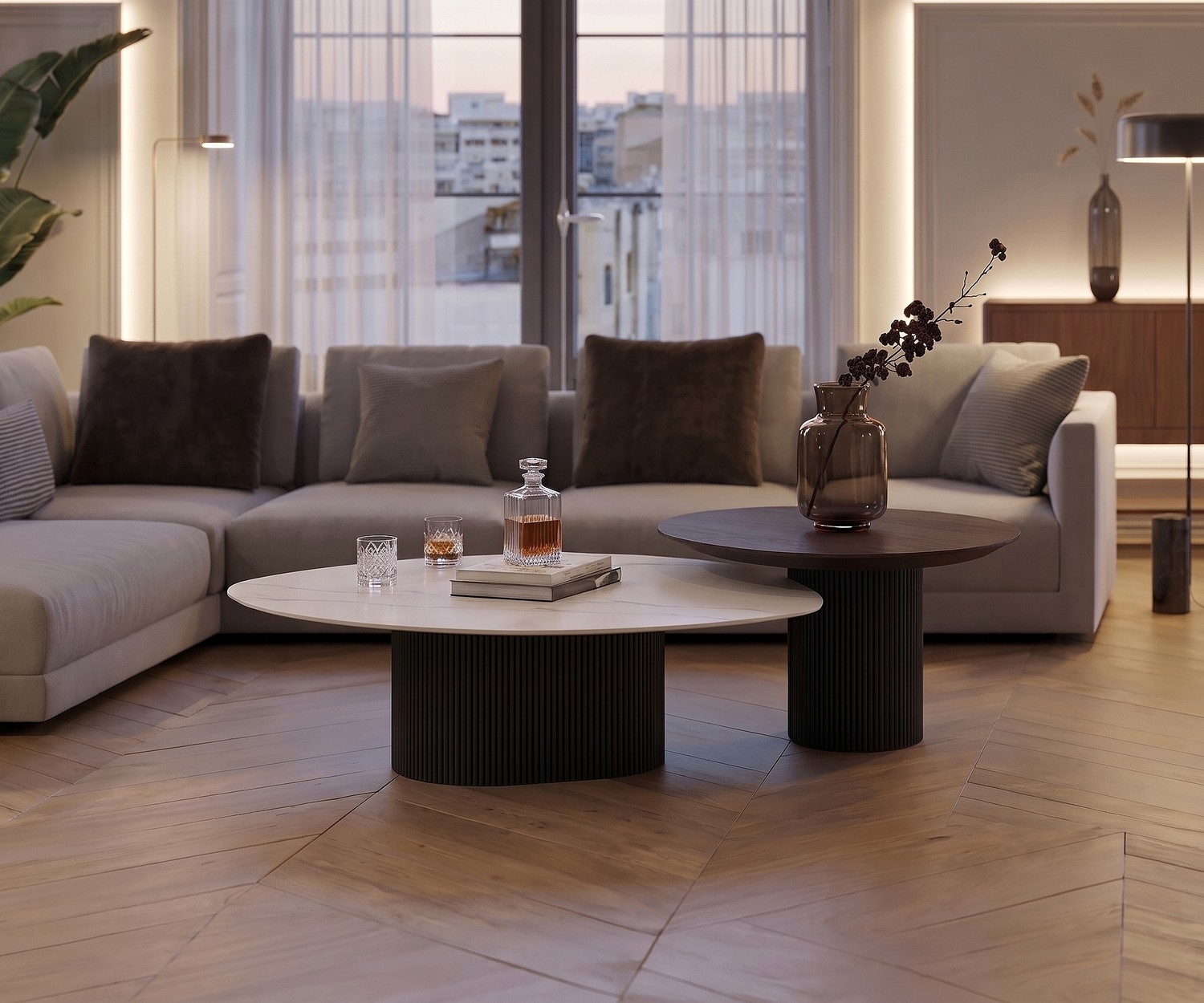 Tavolino da salotto al2 dakry 006 in un elegante set in ceramica e legno davanti a un divano grigio moderno.