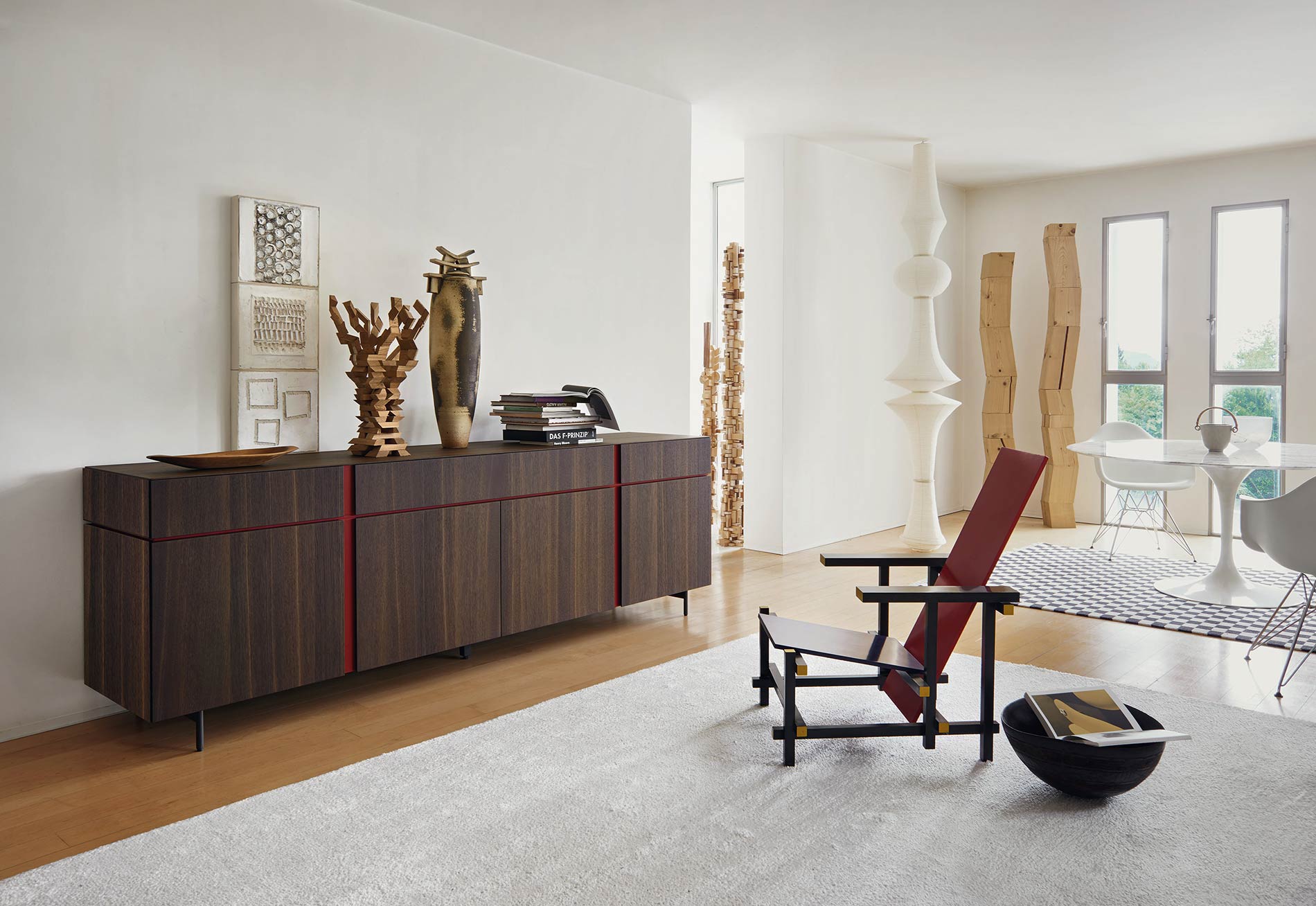 Credenza di design in legno con cornice rossa