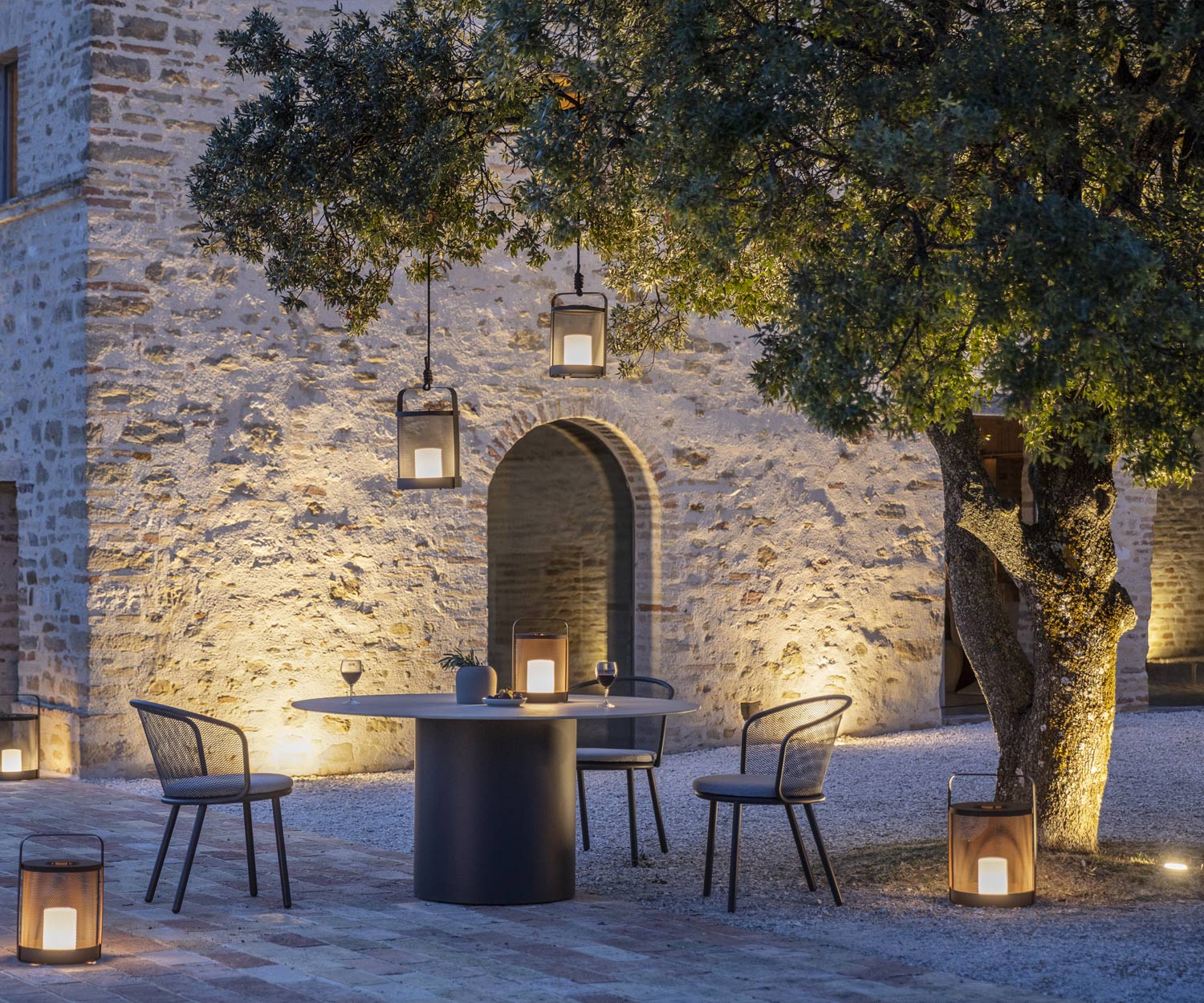 Atmosfera serale in un ambiente illuminato con il tavolo da pranzo Branta Atmosfera serale in un ambiente illuminato con il tavolo da pranzo Branta