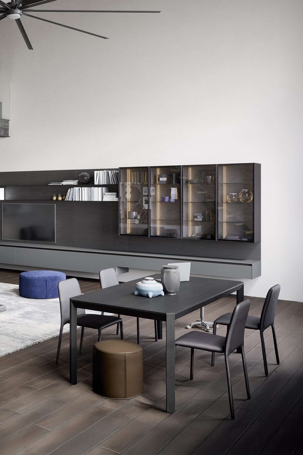 soggiorno-moderno-con-vetrina-sospesa-e-gruppo-da-pranzo-stilisticamente-abbinato