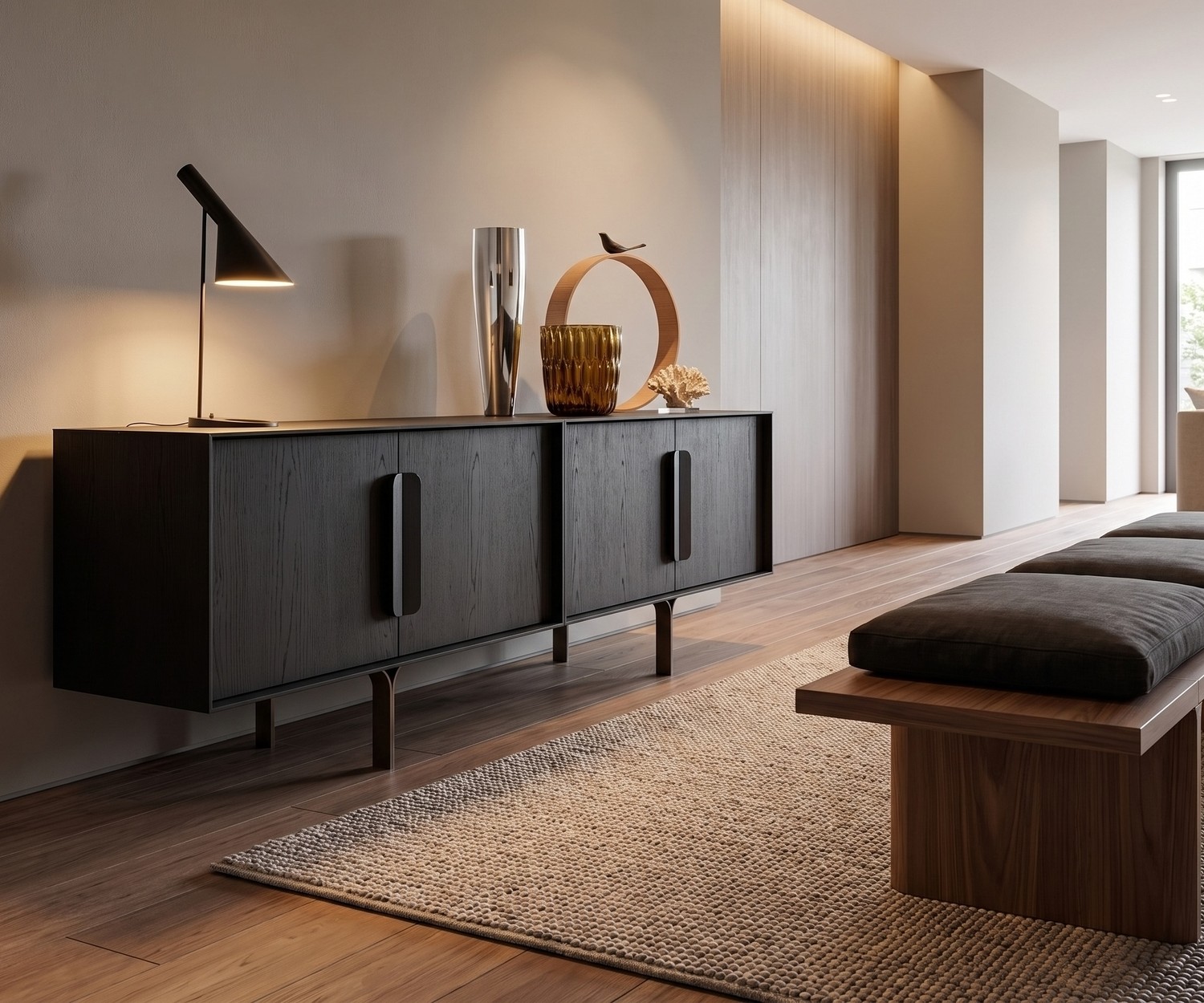 Madia di design al2 Mobius 003 in rovere nero per corridoio elegante con lampada da tavolo e panca in legno.