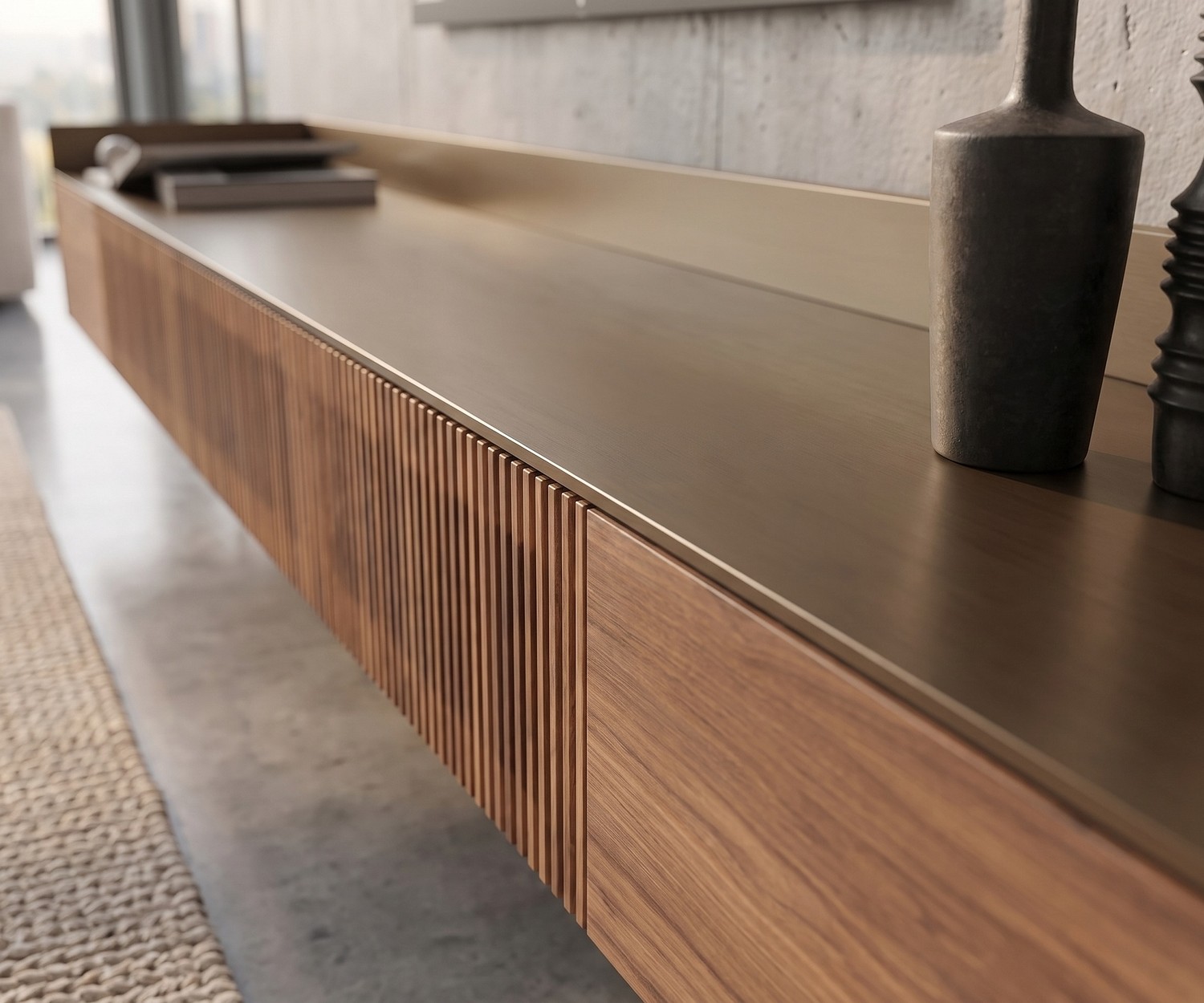 Mobile TV sospeso Punt Stockholm Slim in legno con top dorato in un soggiorno moderno.