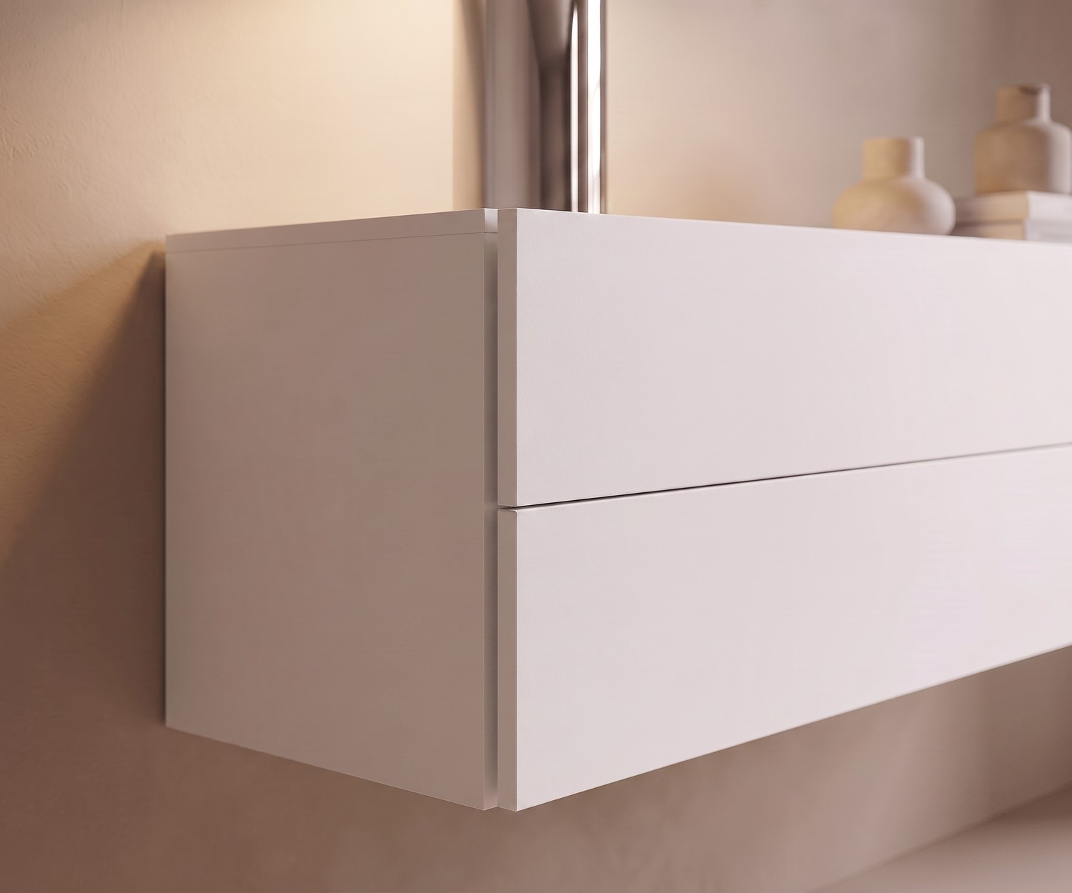 Cassettiera sospesa Novamobili Easy con 2 cassetti all'ingresso sotto uno specchio rotondo con lampada moderna.