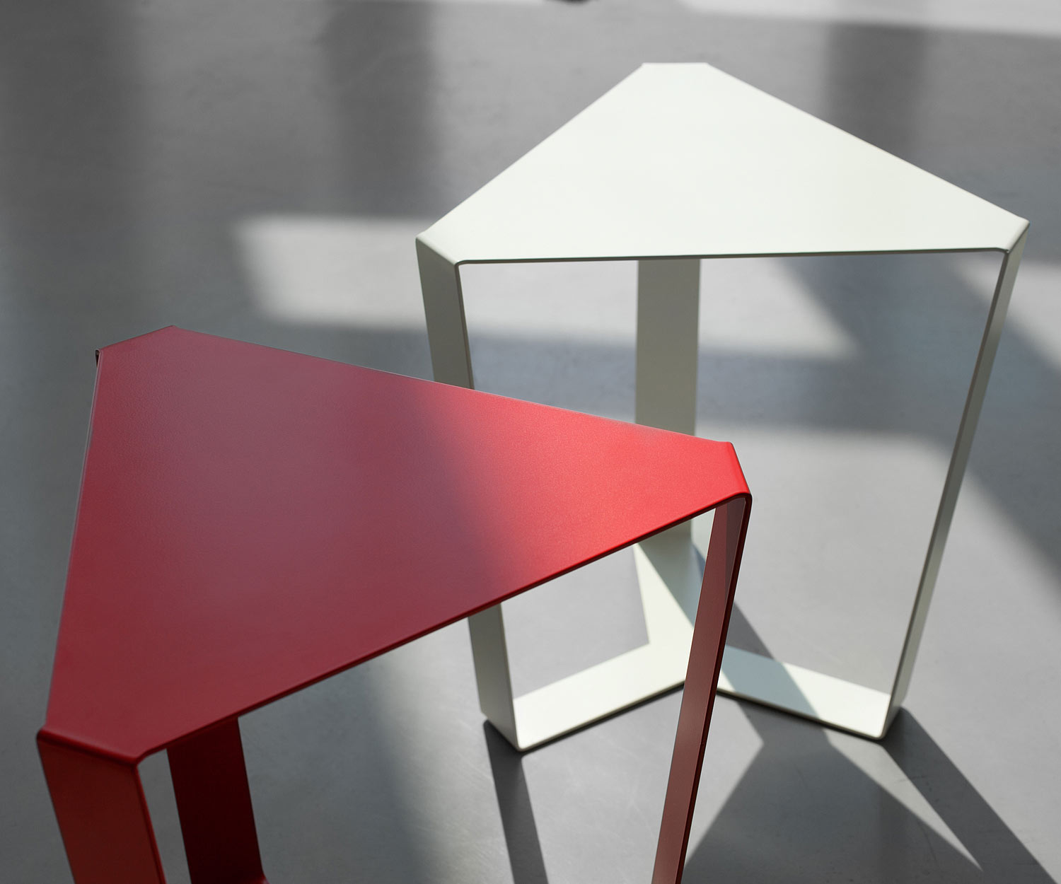 Tavolino triangolare moderno MEME DESIGN Finity in combinazione con altri