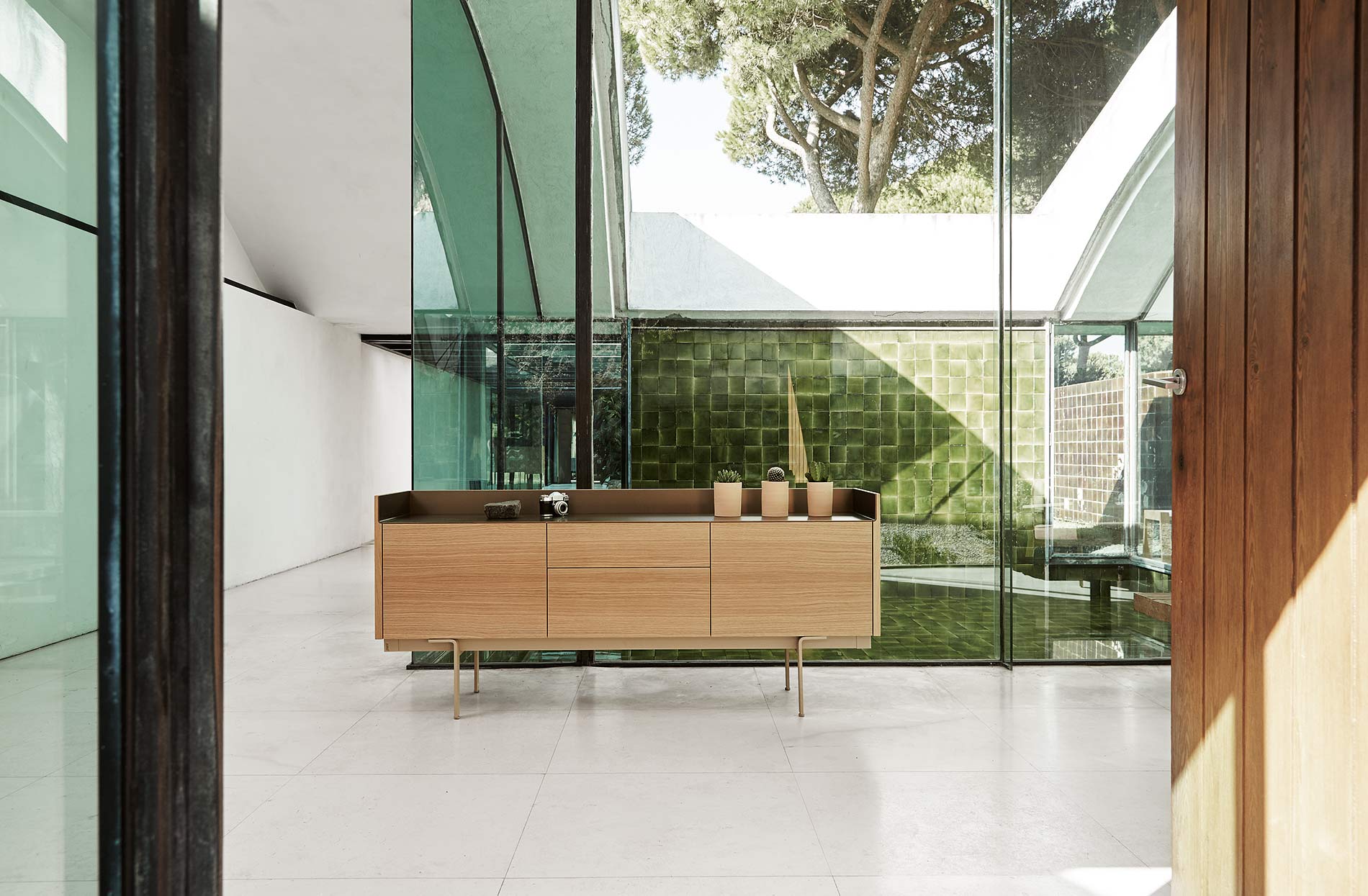 Credenza in rovere di alta qualità su gambe