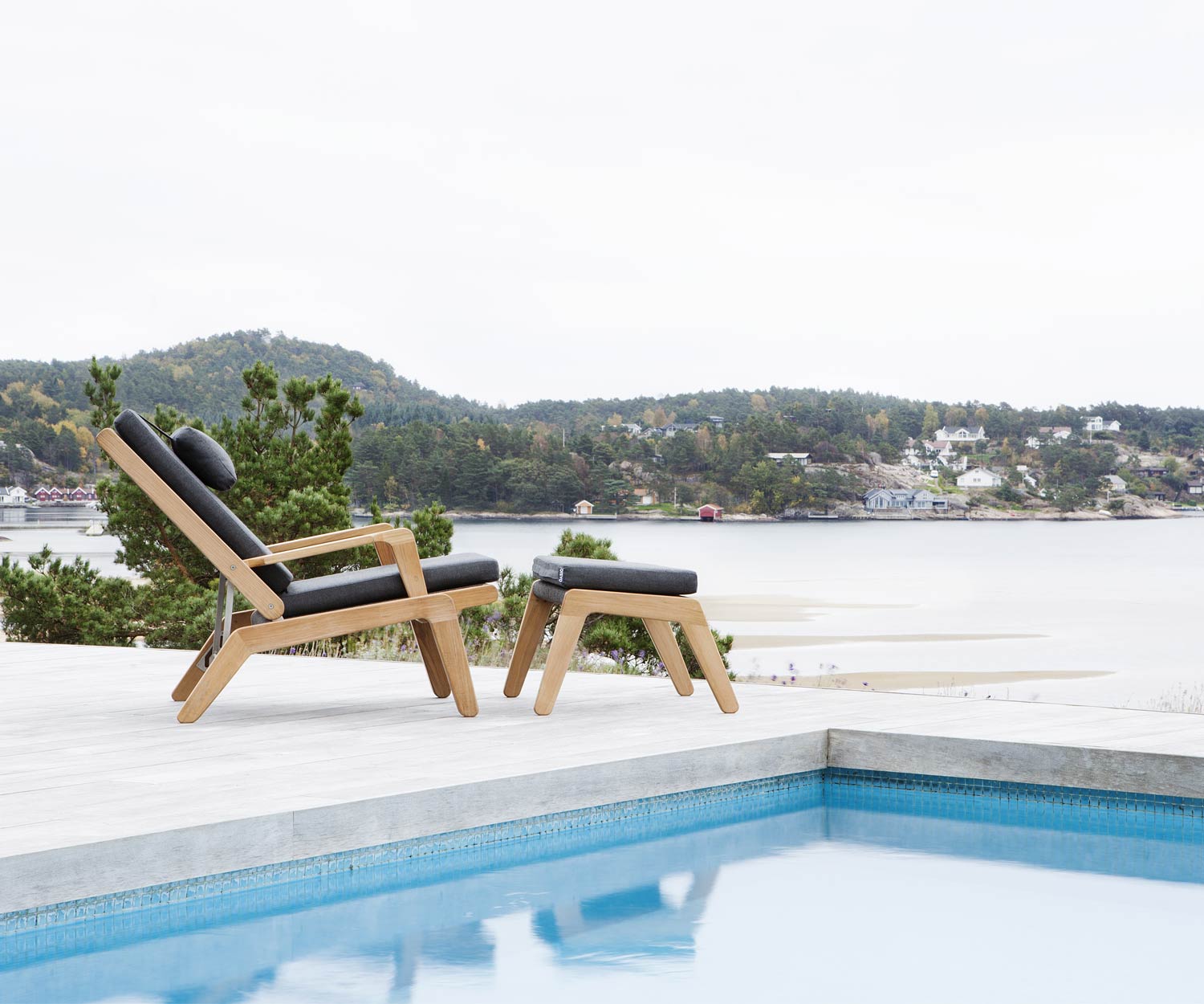 Sgabello di design di alta qualità Oasiq Skagen in teak con sedia a sdraio Skagen