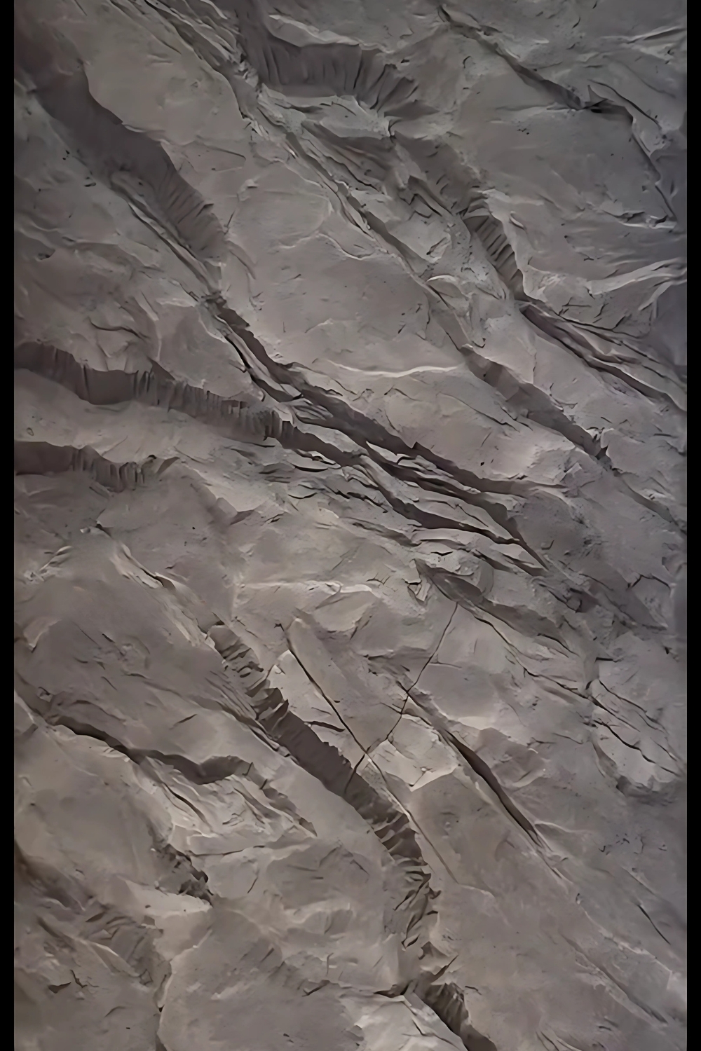 parete-in-pietra-nel-soggiorno