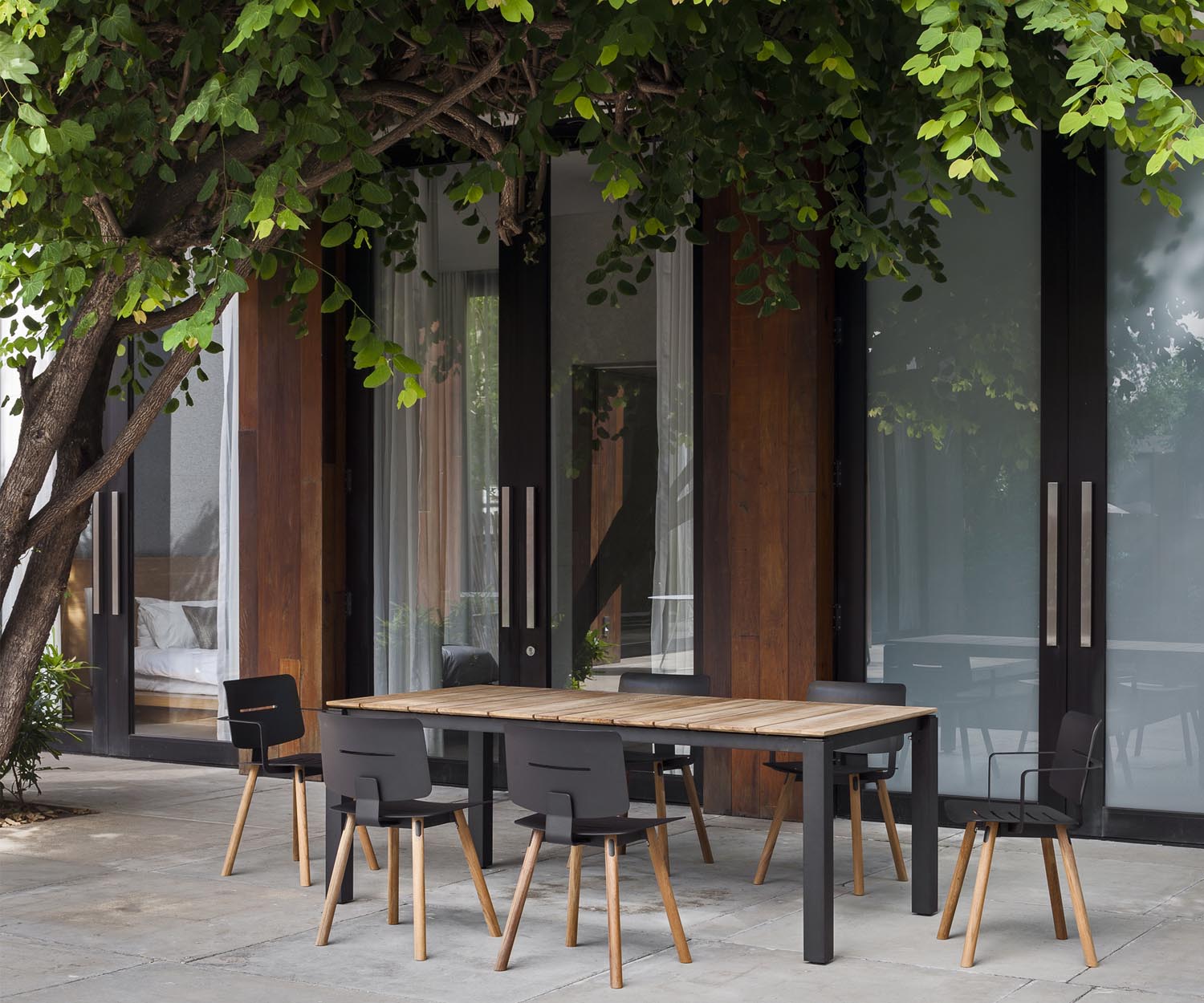 Sedia dal design moderno con gambe in teak e seduta in alluminio Sedia dal design moderno con gambe in teak e seduta in alluminio