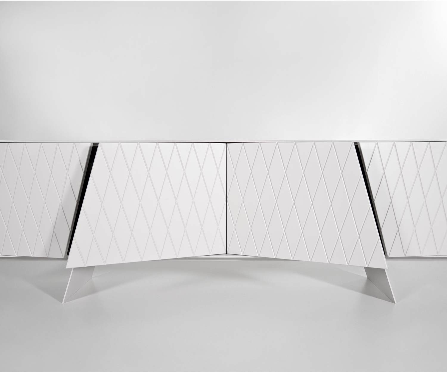 al2 e klipse 003 Dettaglio credenza di design con due ante aperte al2 e klipse 003 Dettaglio credenza di design con due ante aperte