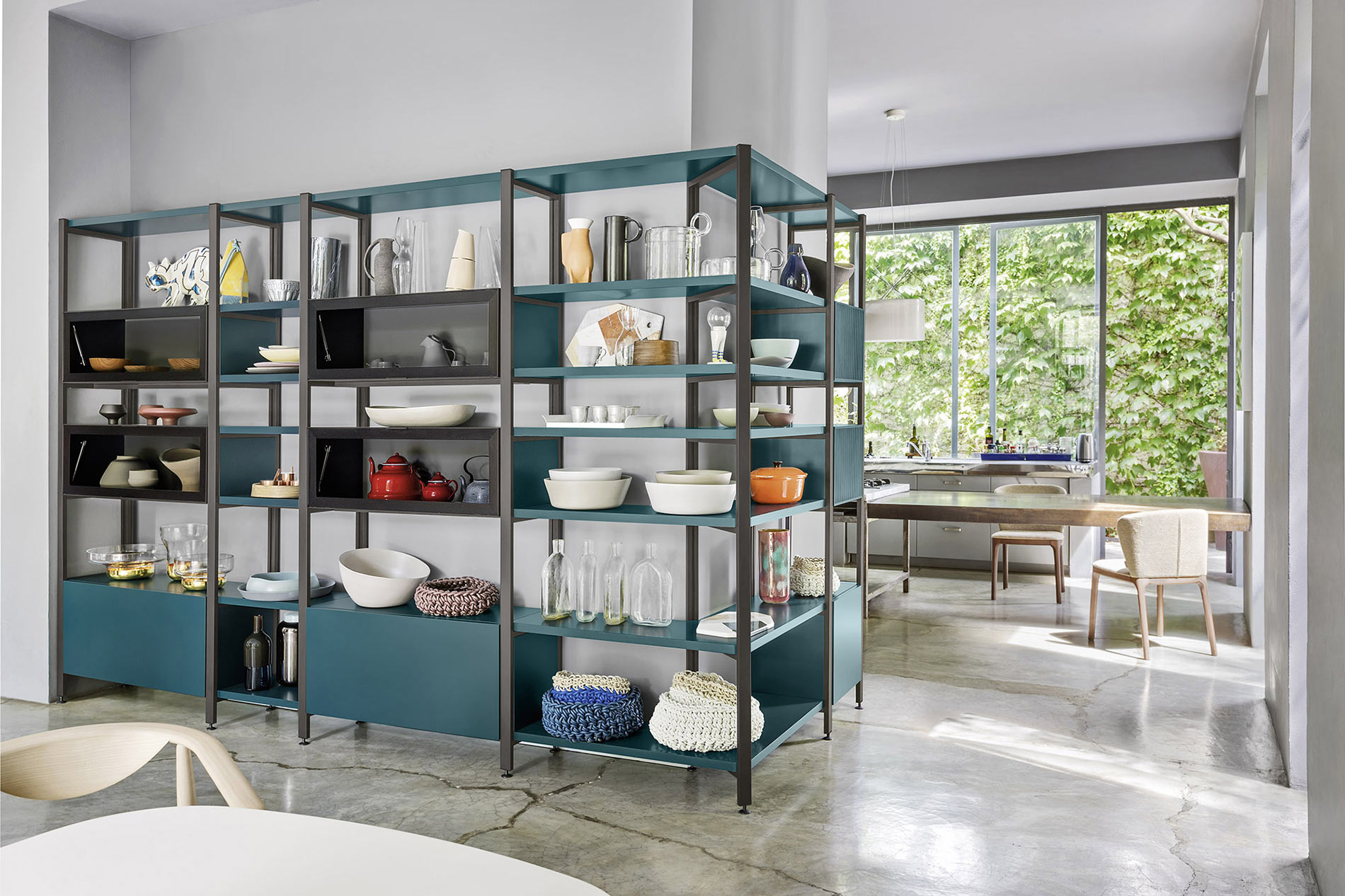 Scaffale angolare dal design metallico
