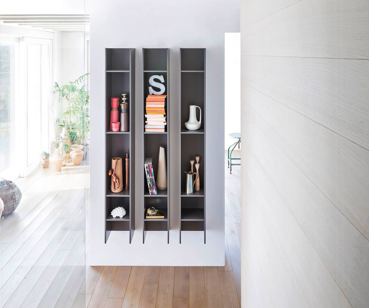 Libreria da parete per soggiorno di design Butterfly by Novamobili