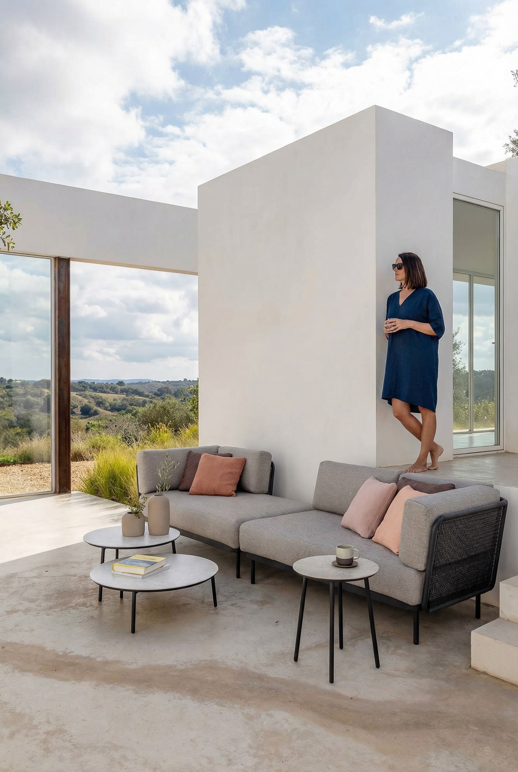 Elegante tavolino da esterno su una terrazza Elegante tavolino da esterno su una terrazza