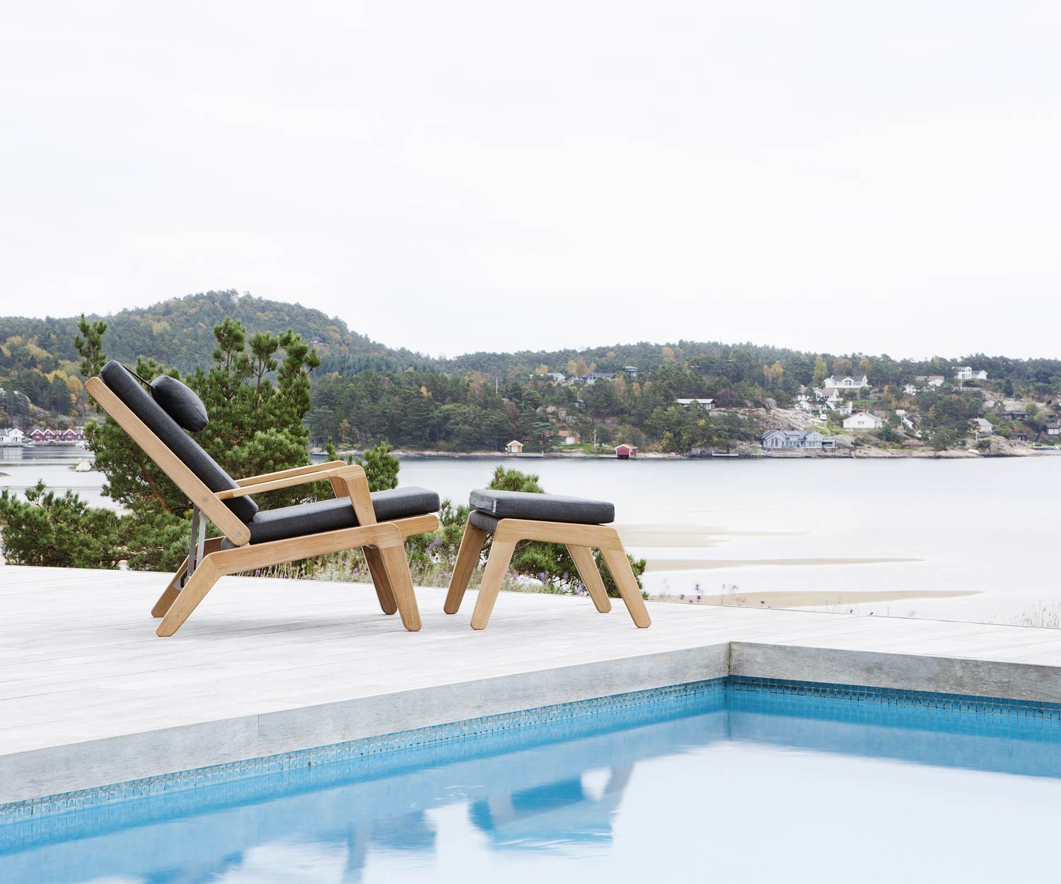 Oasiq Sedia a sdraio di design Skagen in teak con sgabello Skagen a bordo piscina Oasiq Sedia a sdraio di design Skagen in teak con sgabello Skagen a bordo piscina