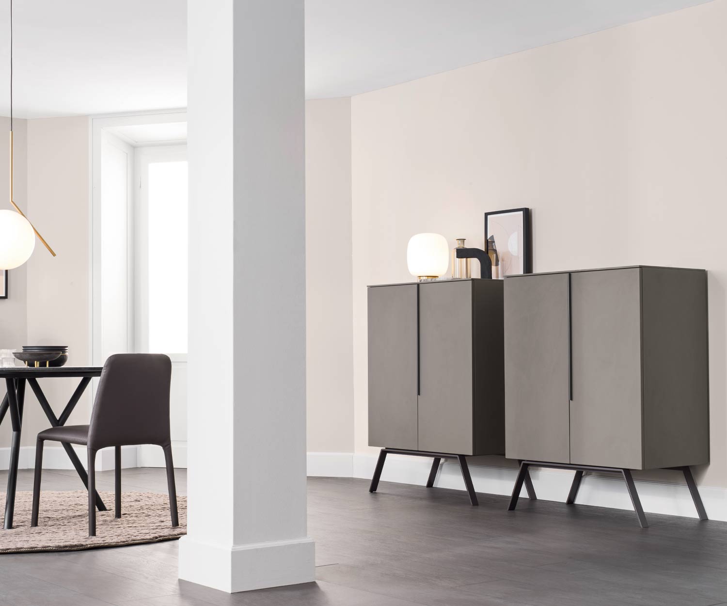Due lavagne grigie di design Cleo di Novamobili nel soggiorno Due lavagne grigie di design Cleo di Novamobili nel soggiorno