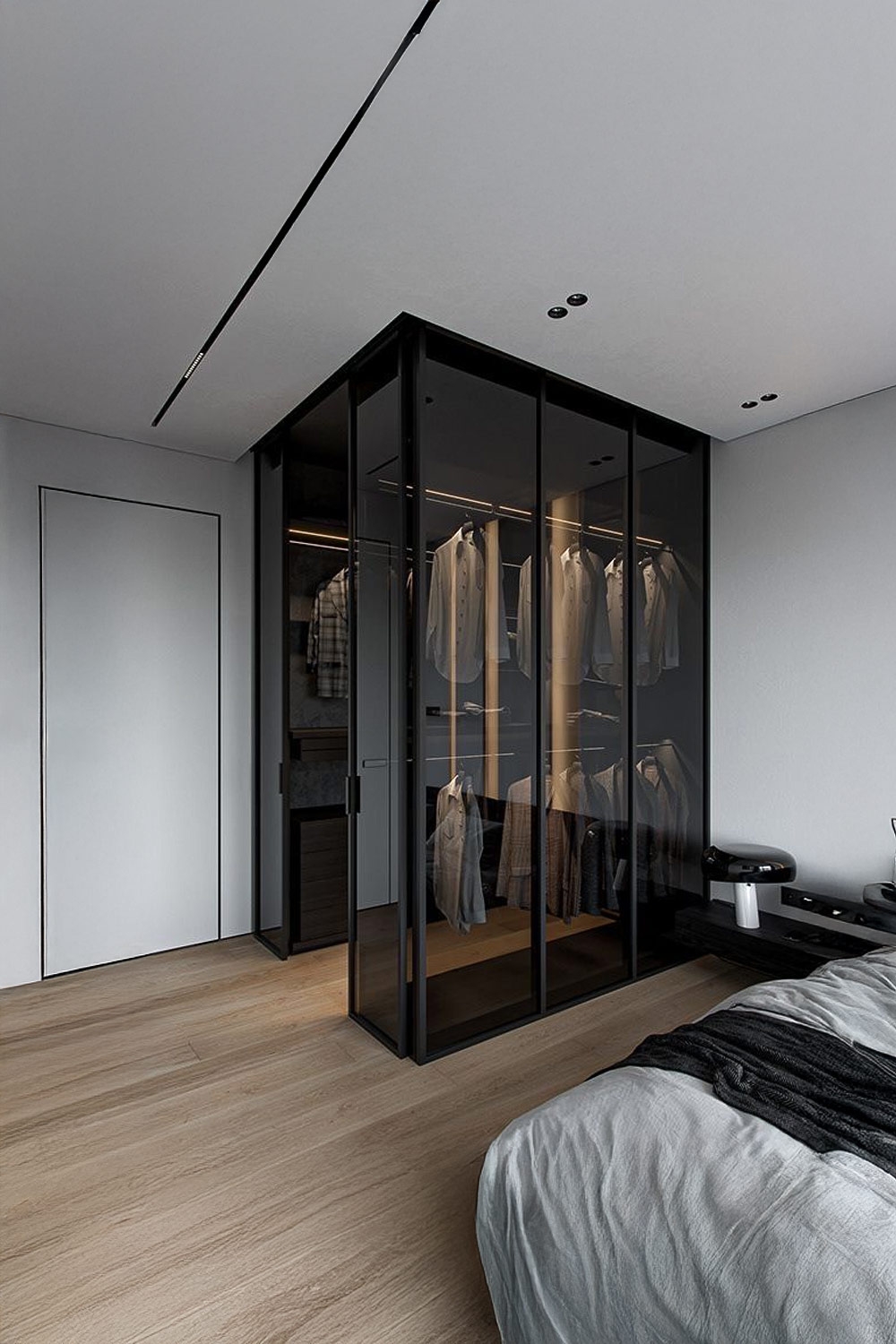 armadio-scuro-con-ante-trasparenti-accanto-al-letto