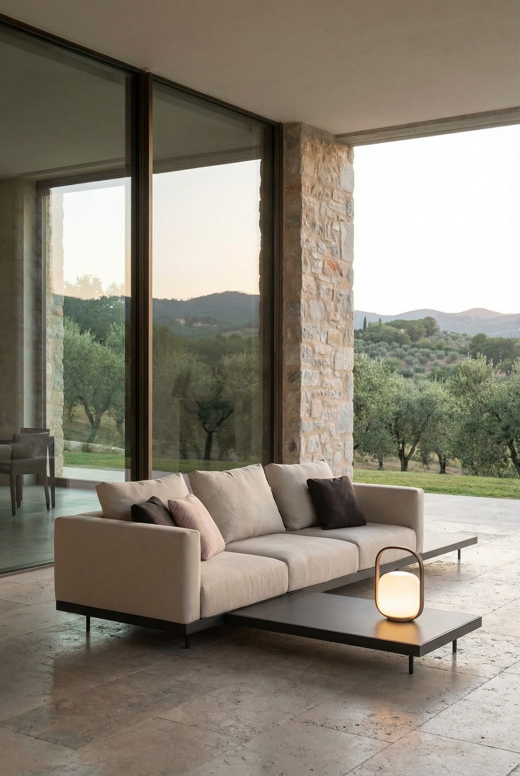 Divano modulare da esterno flessibile con comodi cuscini su un'ampia terrazza Divano modulare da esterno flessibile con comodi cuscini su un'ampia terrazza