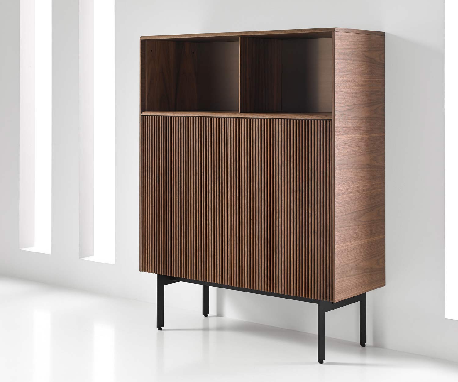 Credenza dal design esclusivo con anta a lamelle in stile fisarmonica su zoccolo da 29 cm Credenza dal design esclusivo con anta a lamelle in stile fisarmonica su zoccolo da 29 cm