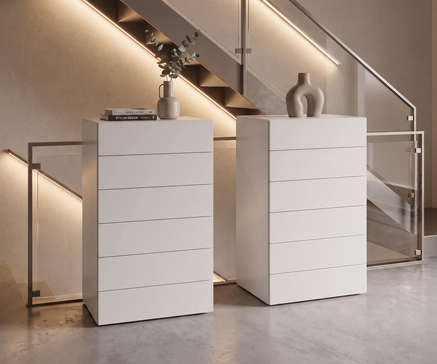 Cassettiera alta bianca Easy con 6 cassetti Cassettiera alta Easy di Novamobili in corridoio. Settimanale bianco a 6 cassetti senza maniglie vicino a una scala.
