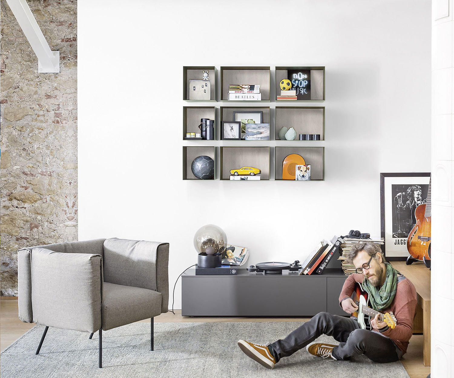 Mensola da parete di design di alta qualità in metallo appesa in verde Mensola da parete di design di alta qualità in metallo appesa in verde