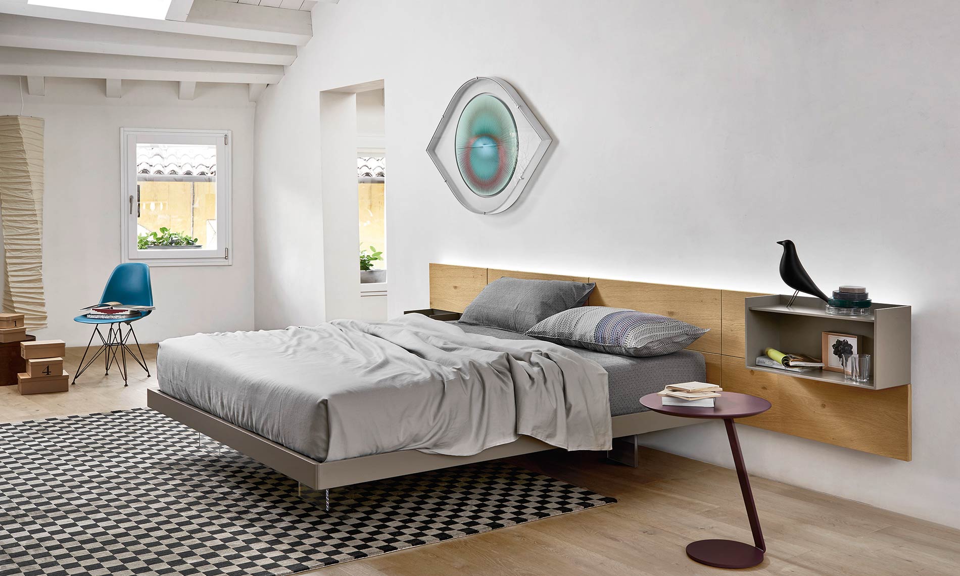 Letto galleggiante con pannello a parete
