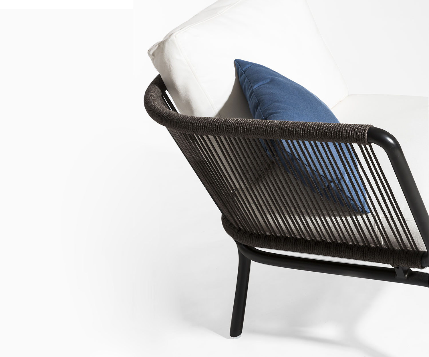 Divano moderno Oasiq Yland panca angolare di design in dettaglio con struttura in alluminio antracite Divano moderno Oasiq Yland panca angolare di design in dettaglio con struttura in alluminio antracite