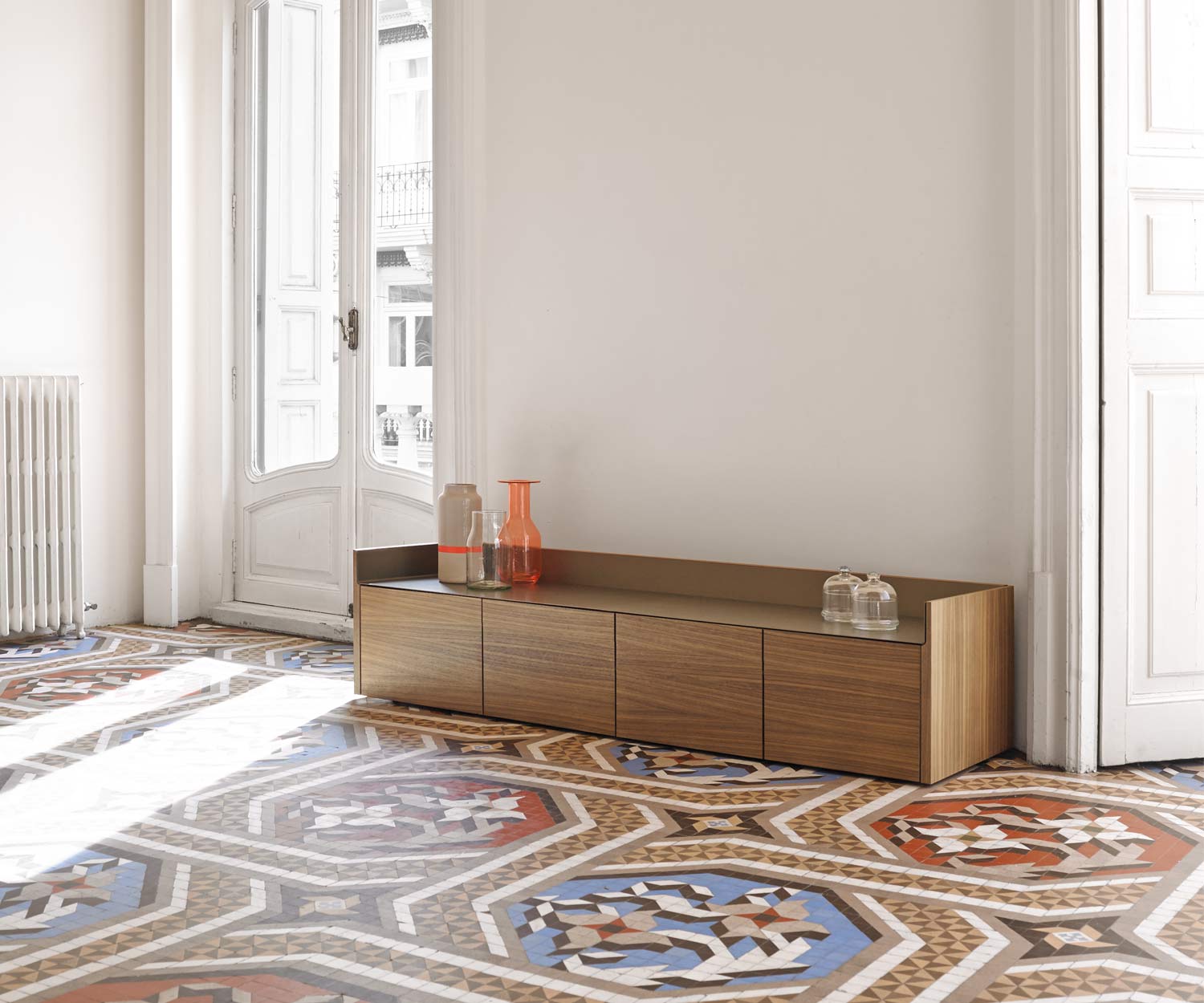 Credenza di design di alta qualità con impiallacciatura in noce su gambe basse Credenza di design di alta qualità con impiallacciatura in noce su gambe basse