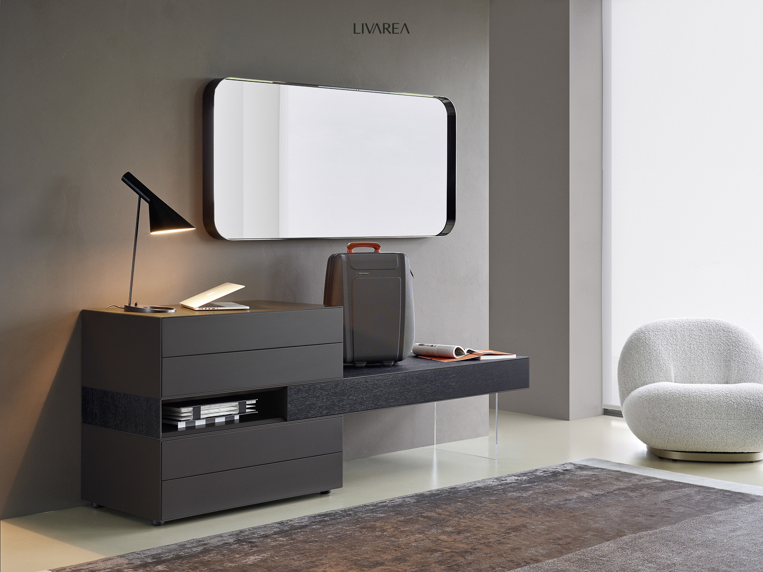 Ampio soggiorno di lusso con parete attrezzata comprendente armadi a ripiani bassi divano ad angolo con tavolino poltrona imbottita tavolino da caffè Ampio soggiorno di lusso con parete attrezzata comprendente armadi a ripiani bassi divano ad angolo con tavolino poltrona imbottita tavolino da caffè