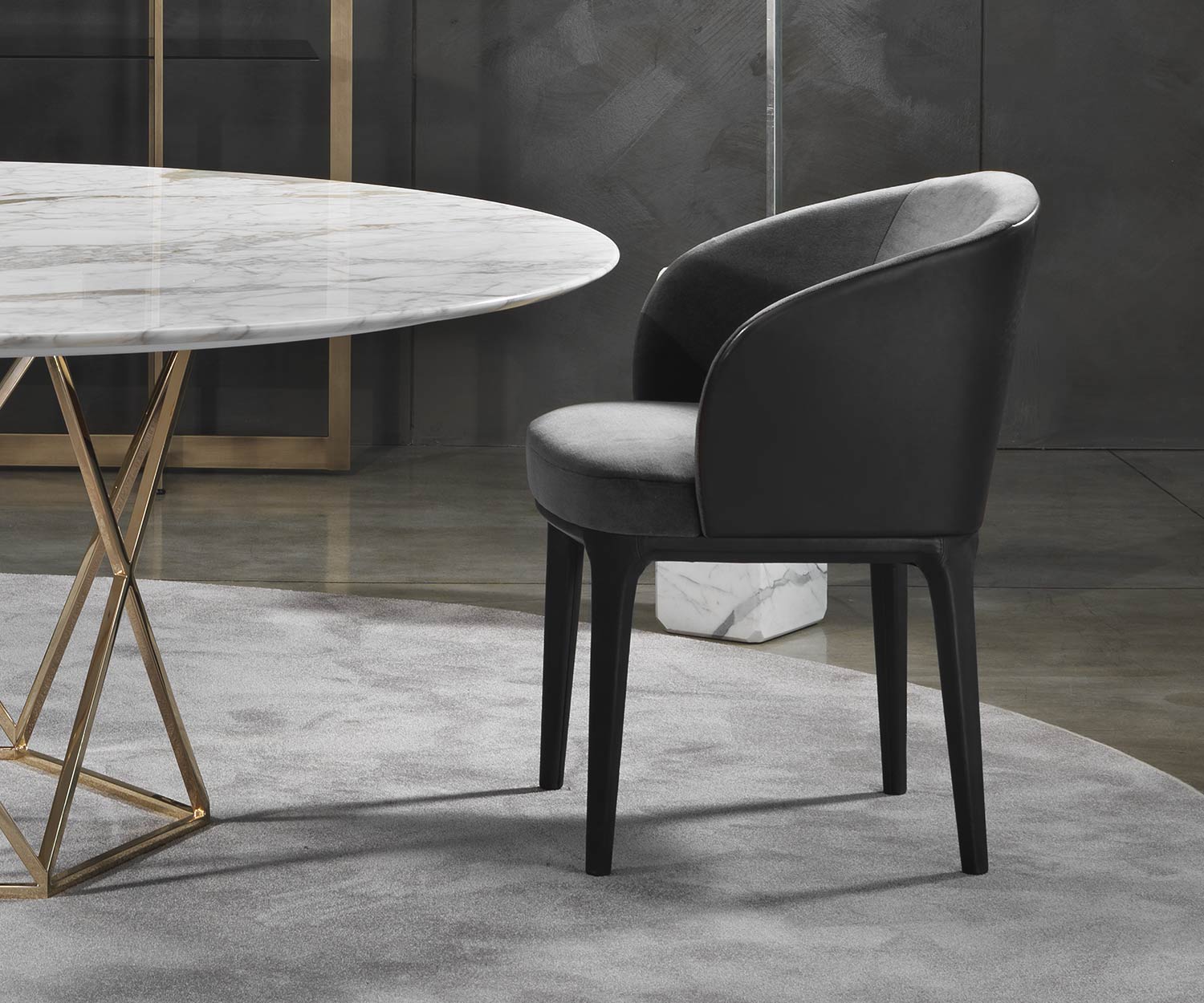 Esclusiva poltrona per sala da pranzo Marelli Paris con rivestimento in tessuto grigio Esclusiva poltrona per sala da pranzo Marelli Paris con rivestimento in tessuto grigio